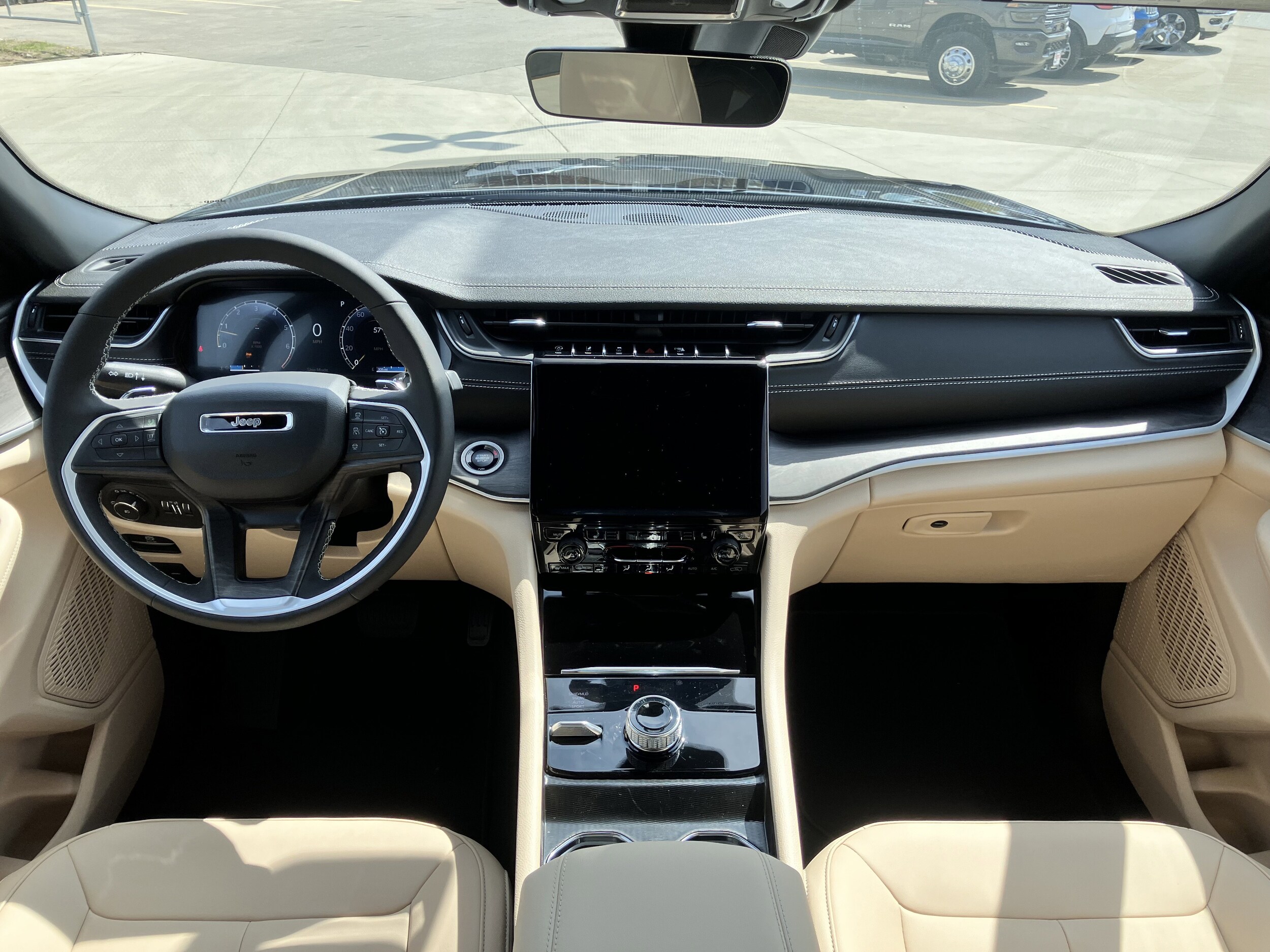 2025 Jeep Grand Cherokee Limited photo 2