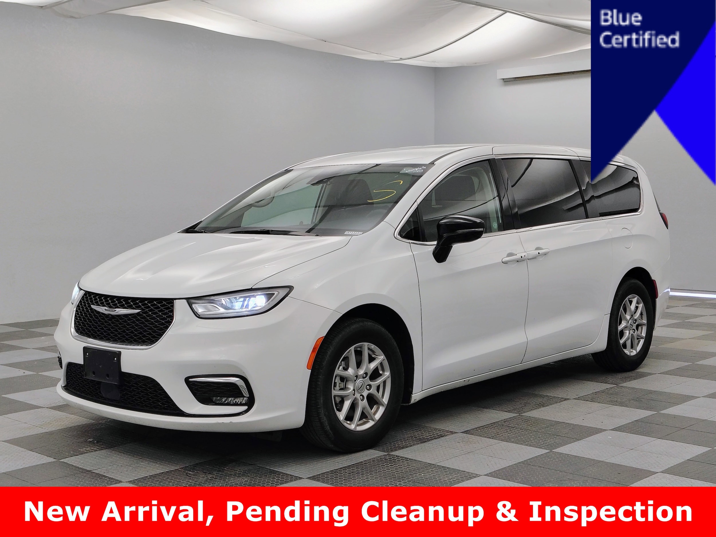 2024 Chrysler Pacifica Touring L's photo