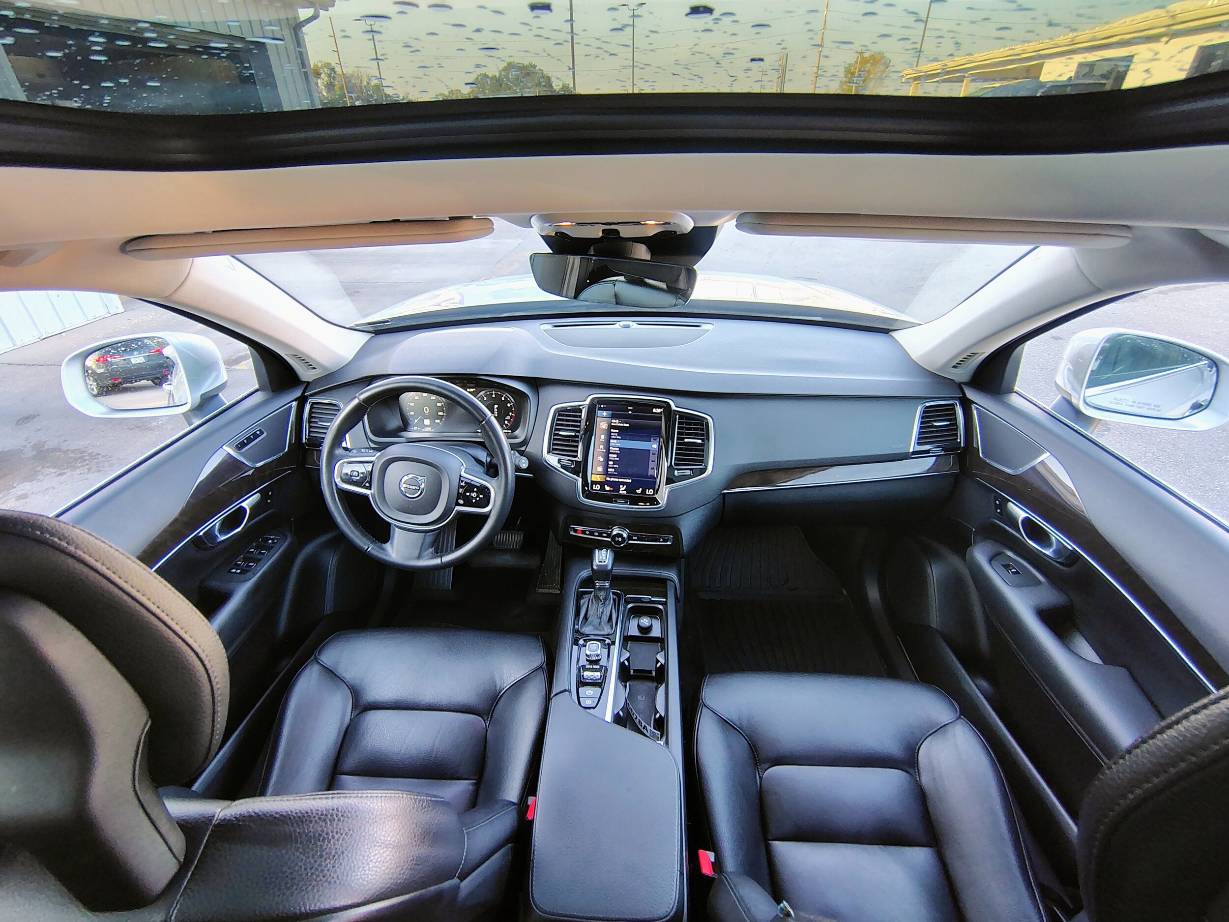 2018 Volvo XC90 T6 AWD Momentum photo 2