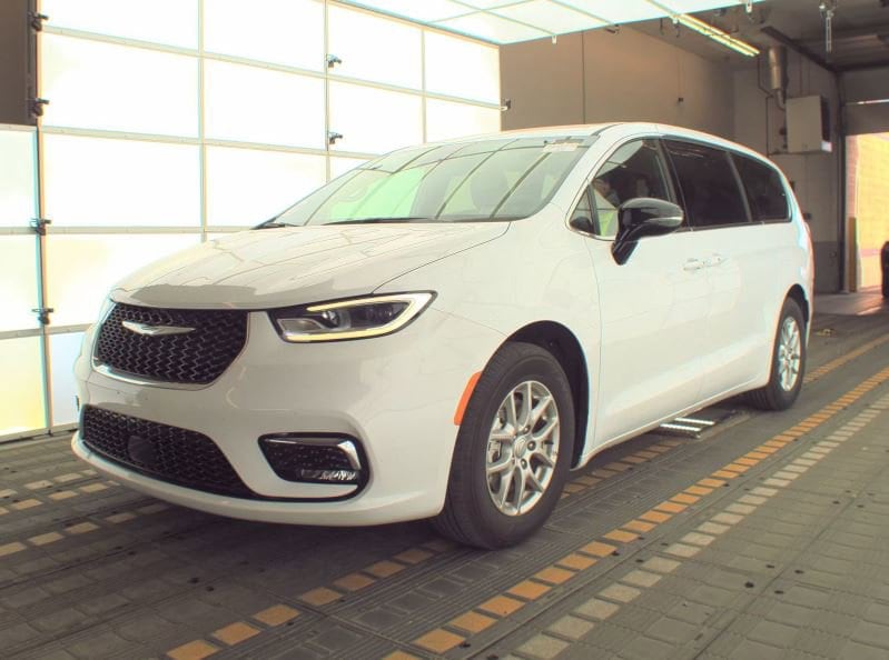 2025 Chrysler Pacifica Select's photo
