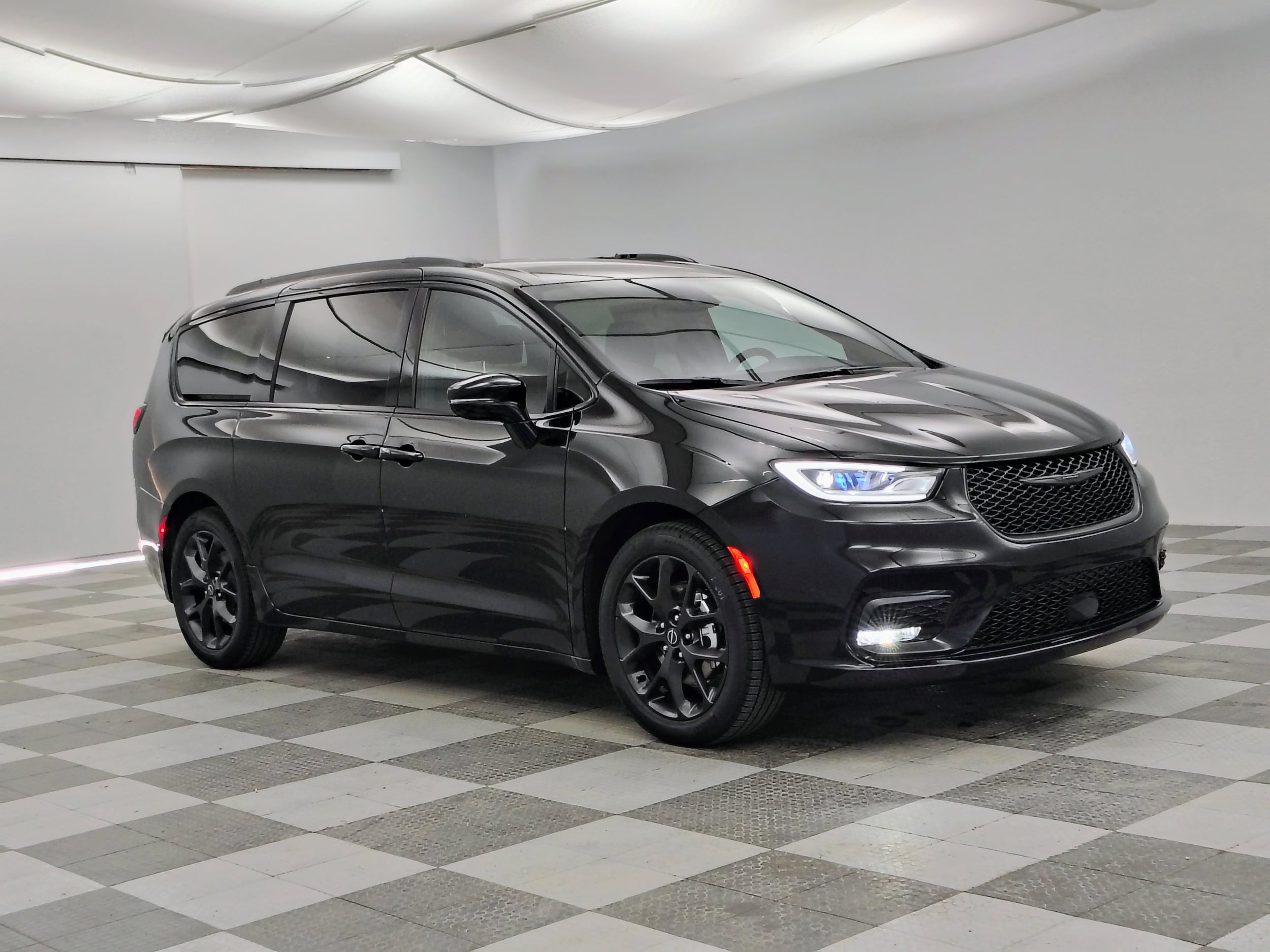 2026 Chrysler Pacifica Select's photo