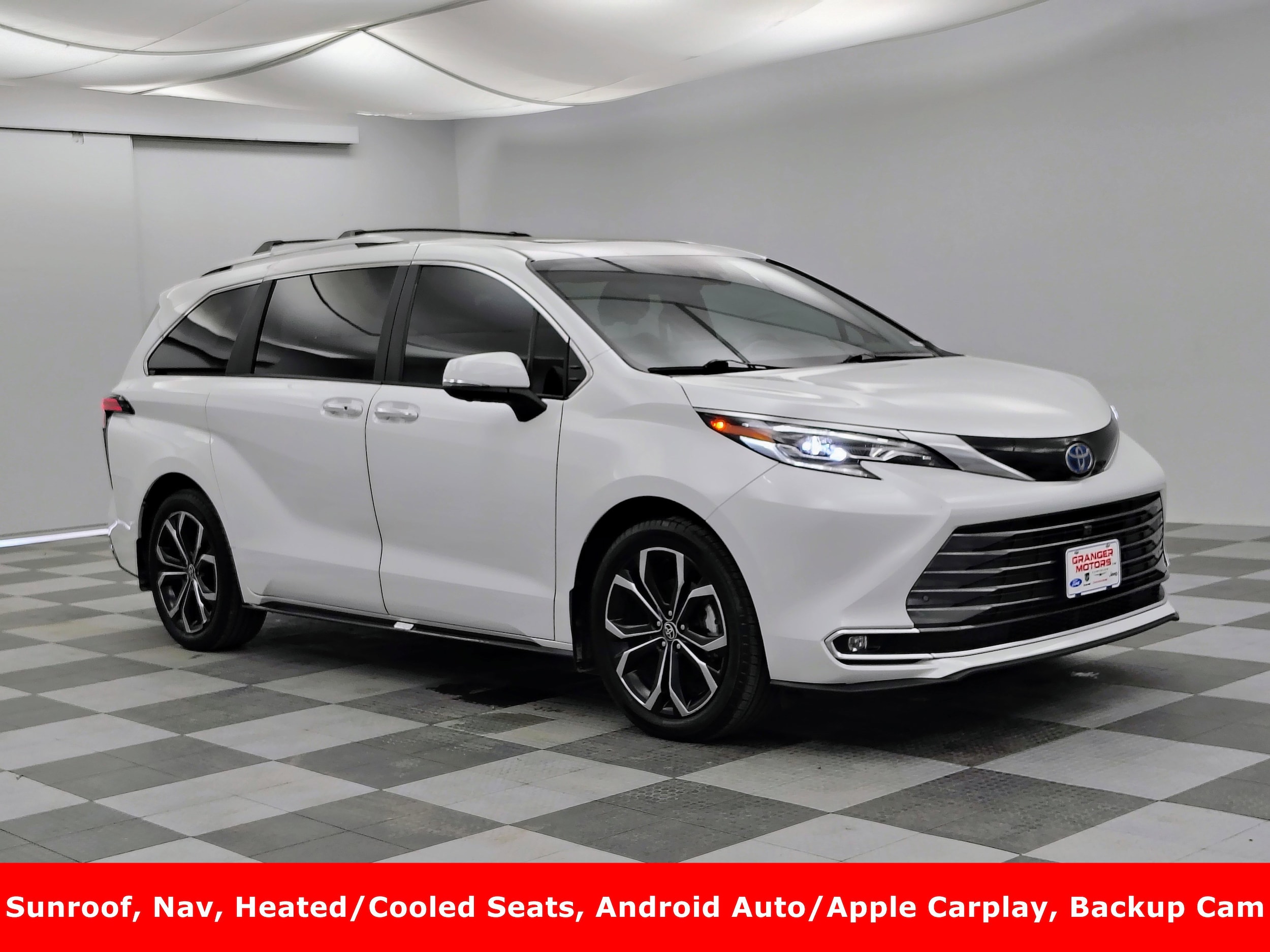 2025 Toyota Sienna Platinum's photo