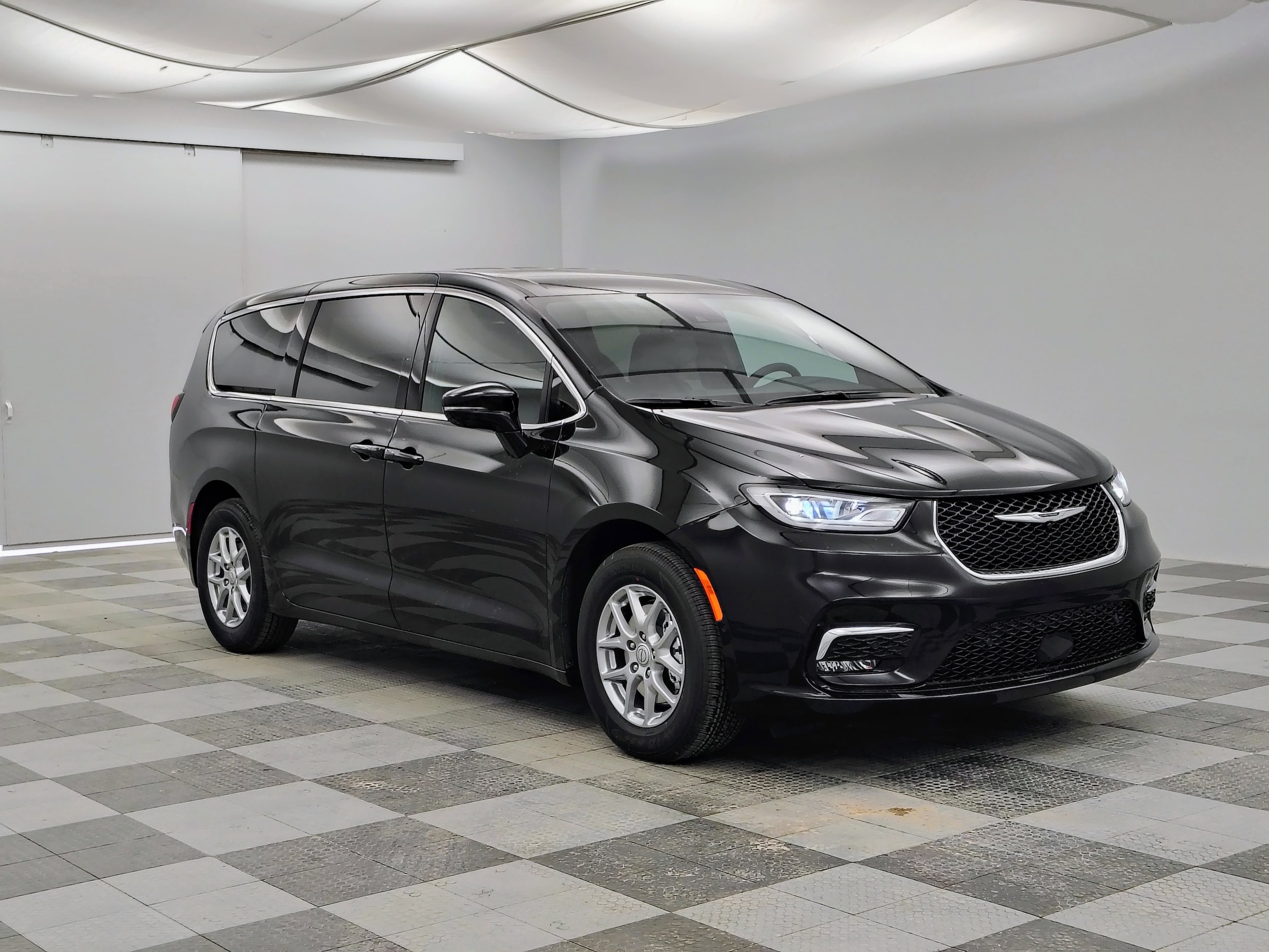 2026 Chrysler Pacifica Select's photo