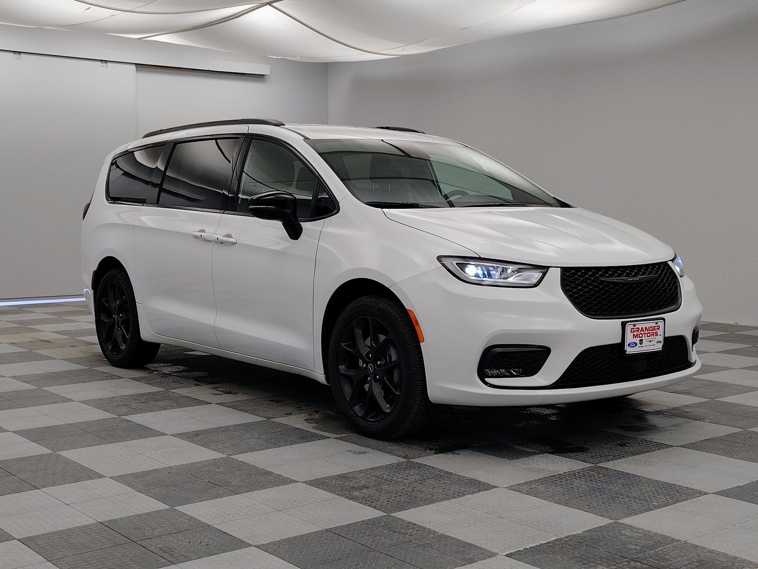 2026 Chrysler Pacifica Select's photo