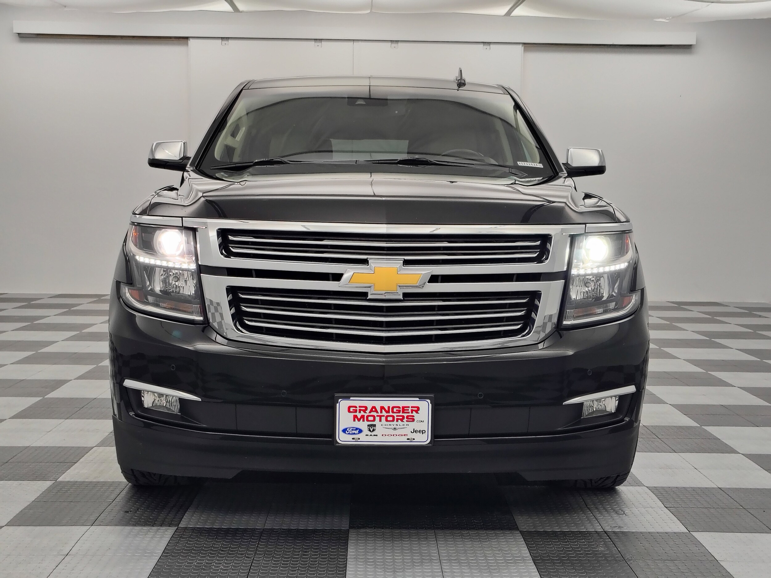 2016 Chevrolet Suburban LTZ photo 4