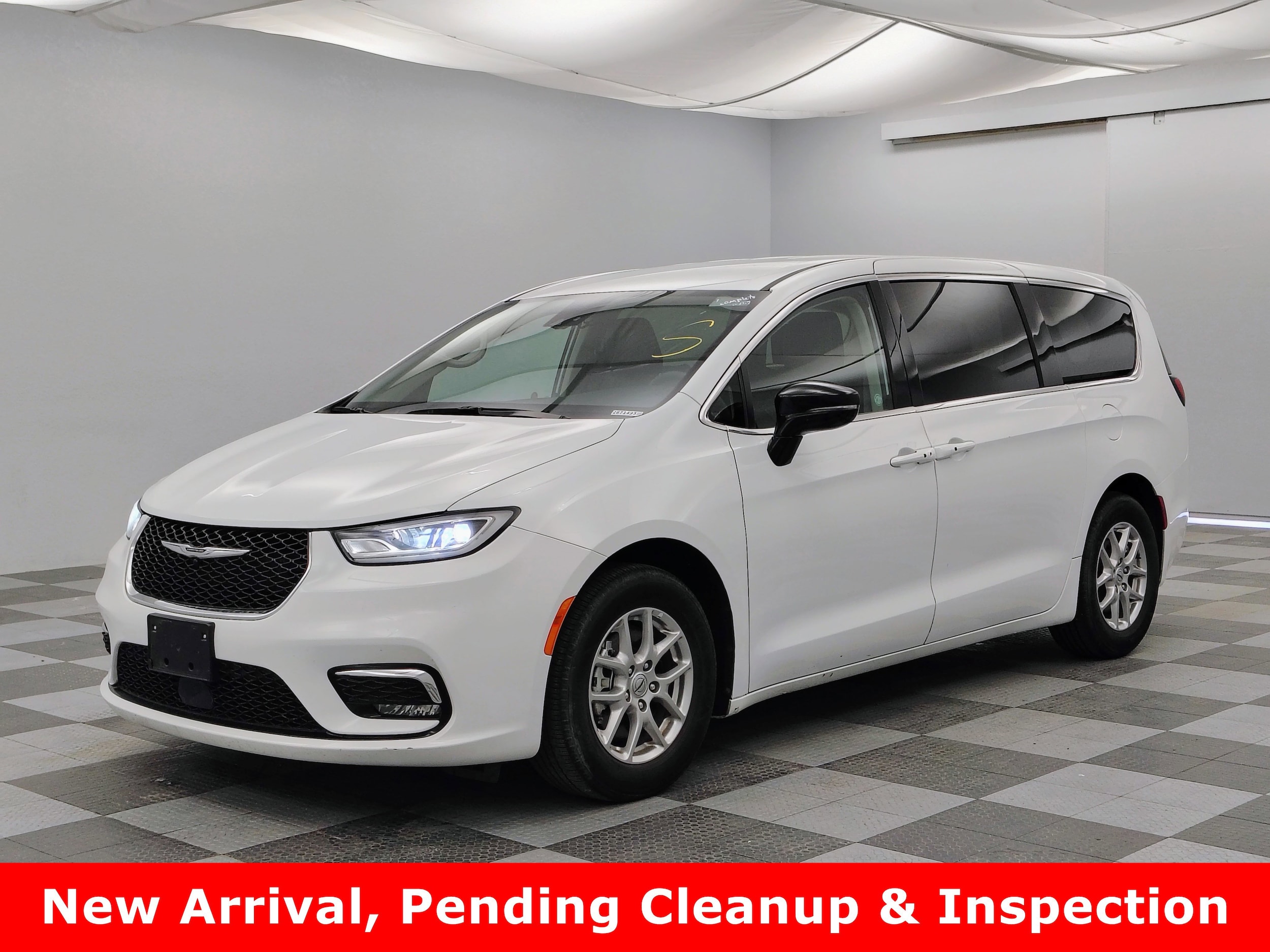 2024 Chrysler Pacifica Touring L's photo