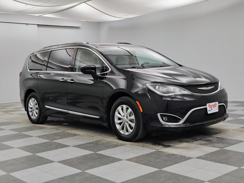 Used 2018 Chrysler Pacifica Touring L Van