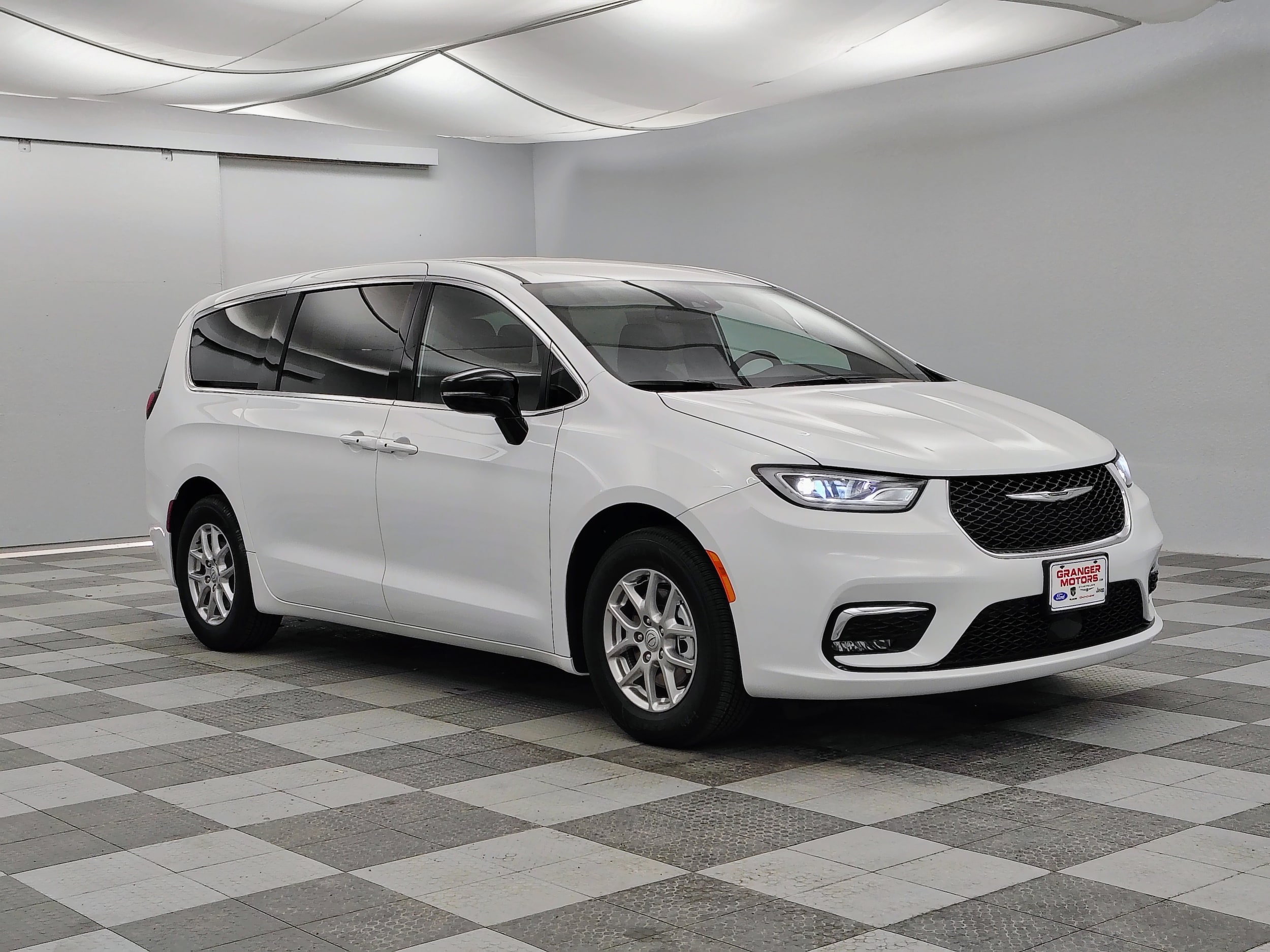 2026 Chrysler Pacifica Select's photo