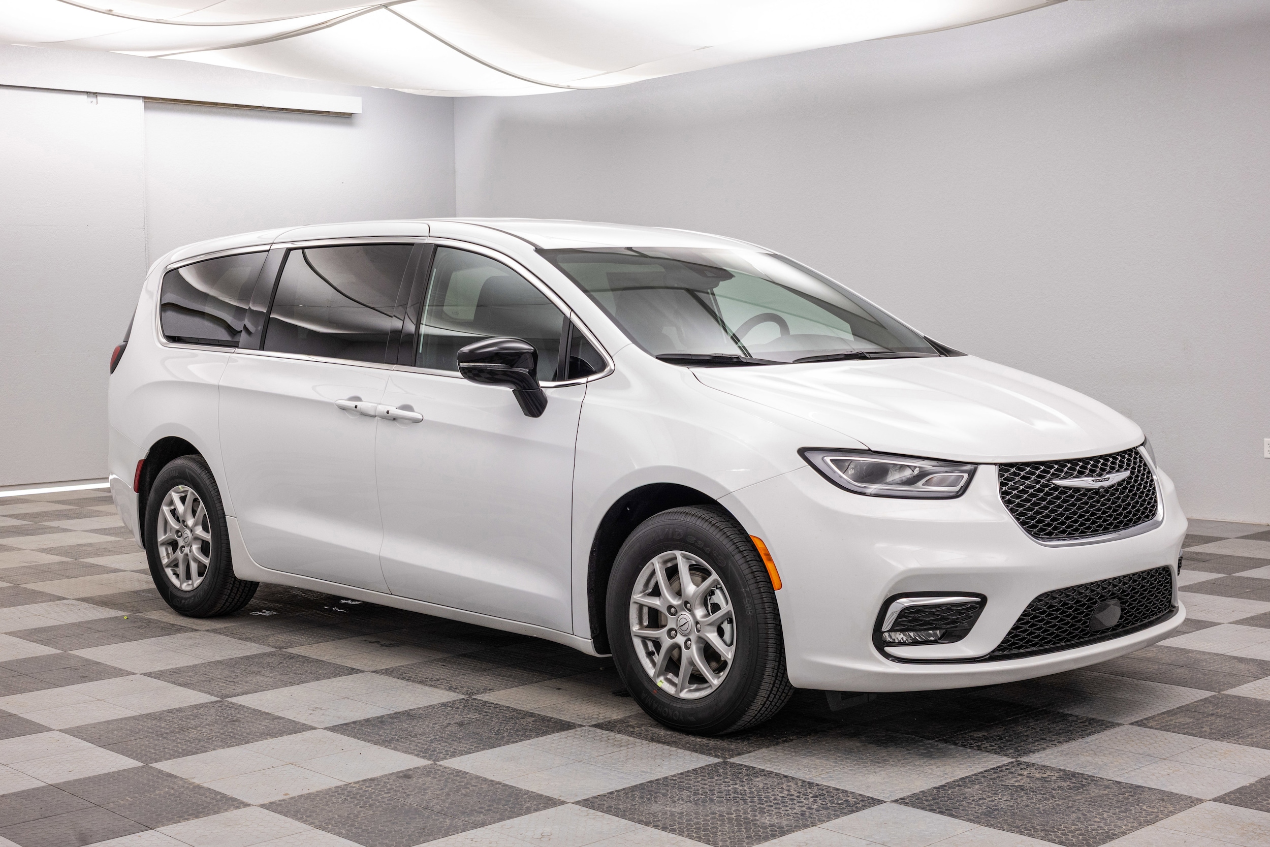 2026 Chrysler Pacifica Select's photo