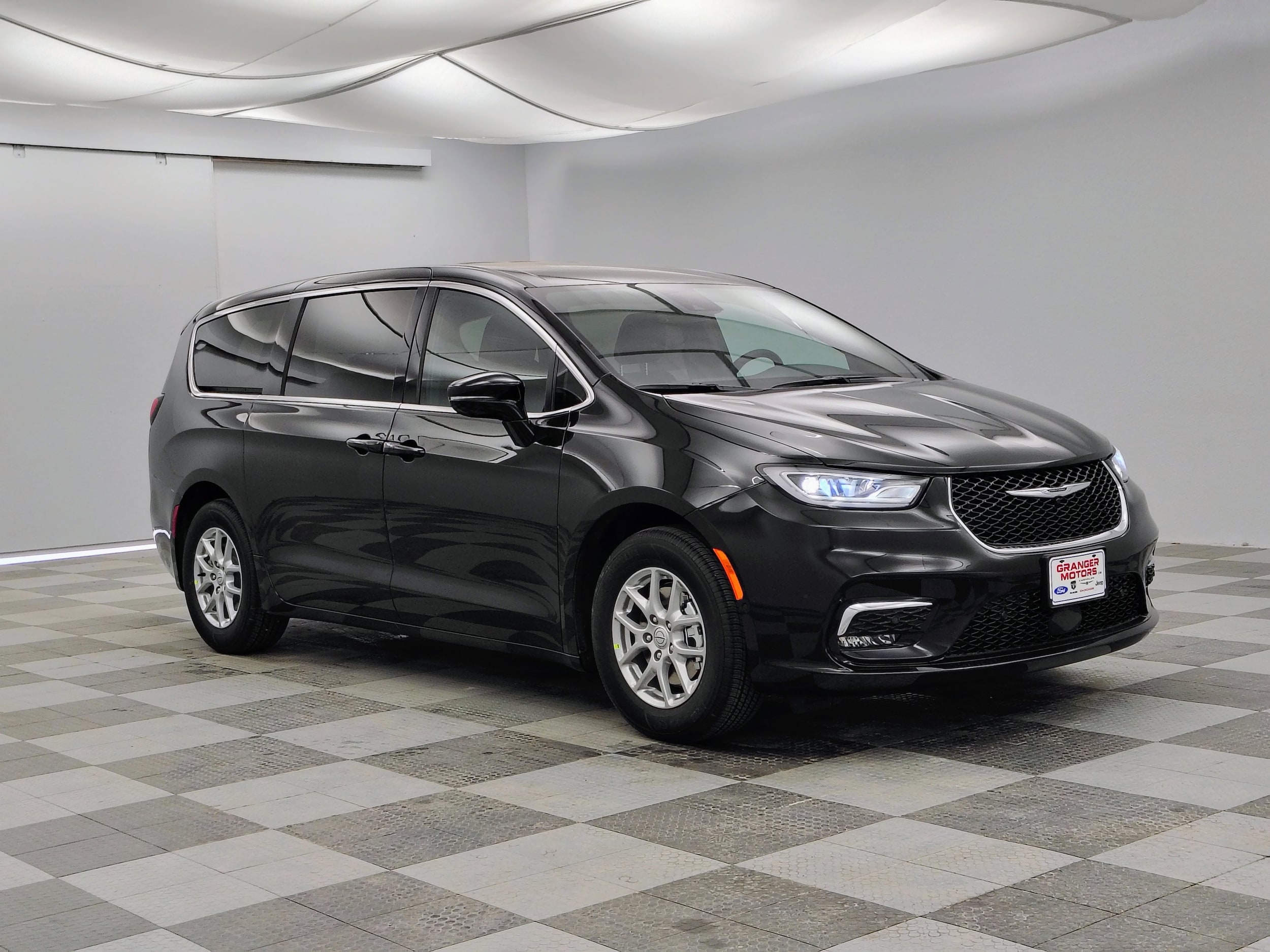 2026 Chrysler Pacifica Select's photo