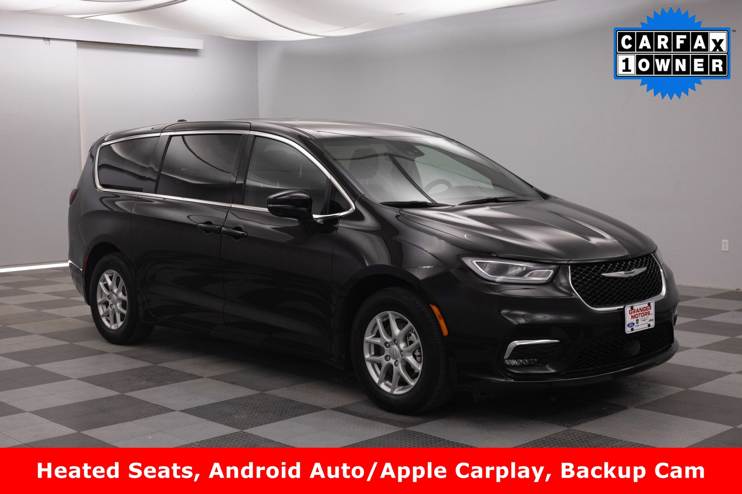 2025 Chrysler Pacifica Select's photo