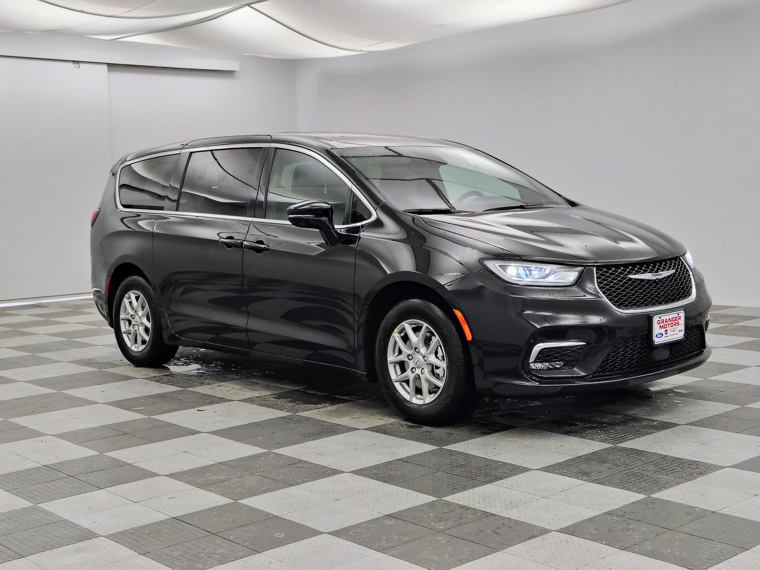 2026 Chrysler Pacifica Select's photo