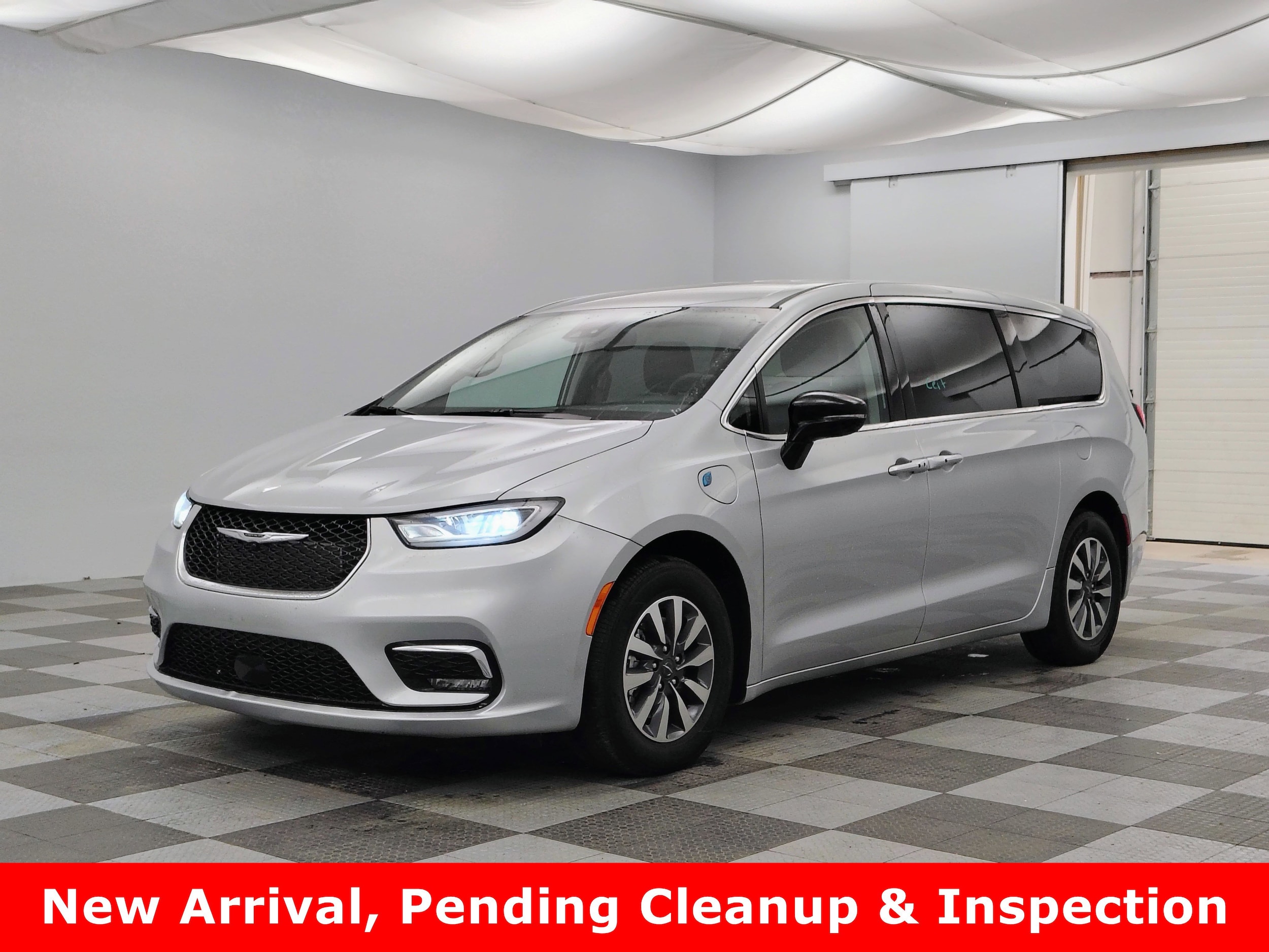 2024 Chrysler Pacifica Hybrid Select PHEV's photo