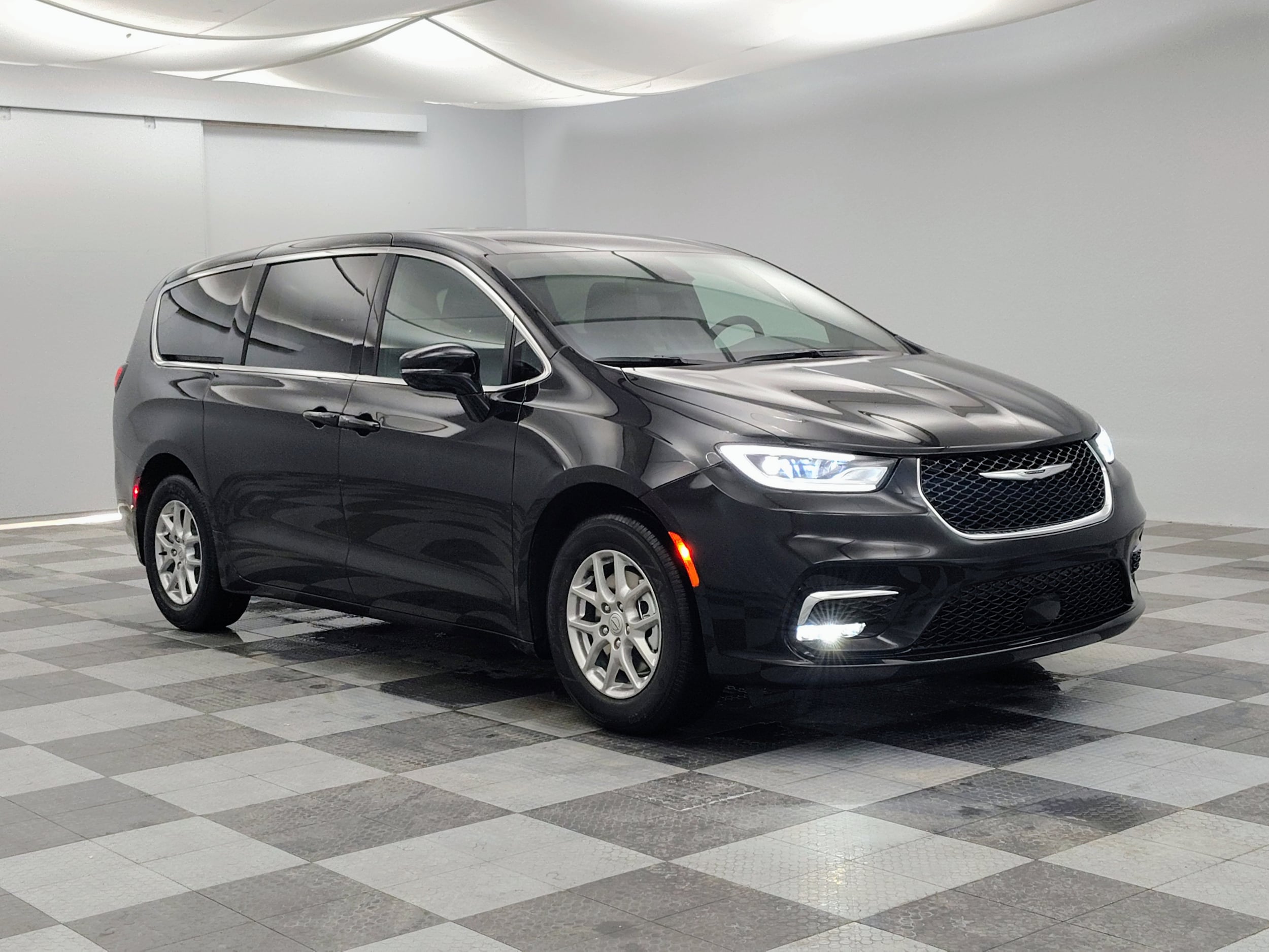 2026 Chrysler Pacifica Select's photo