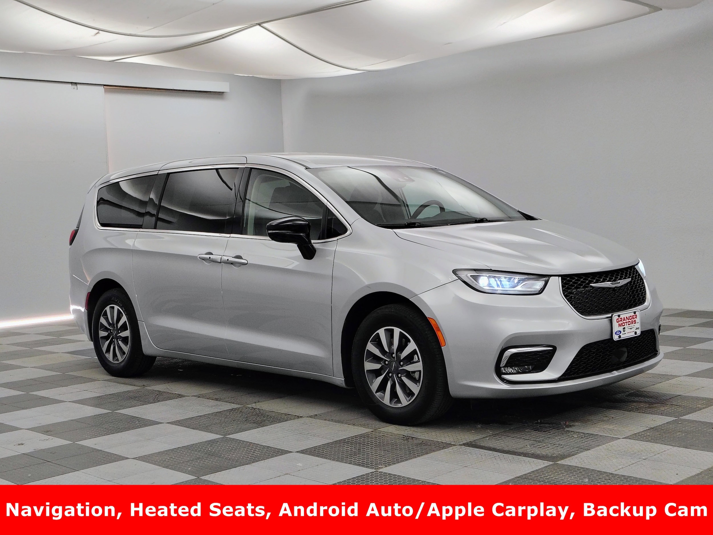 2024 Chrysler Pacifica Hybrid Select PHEV's photo