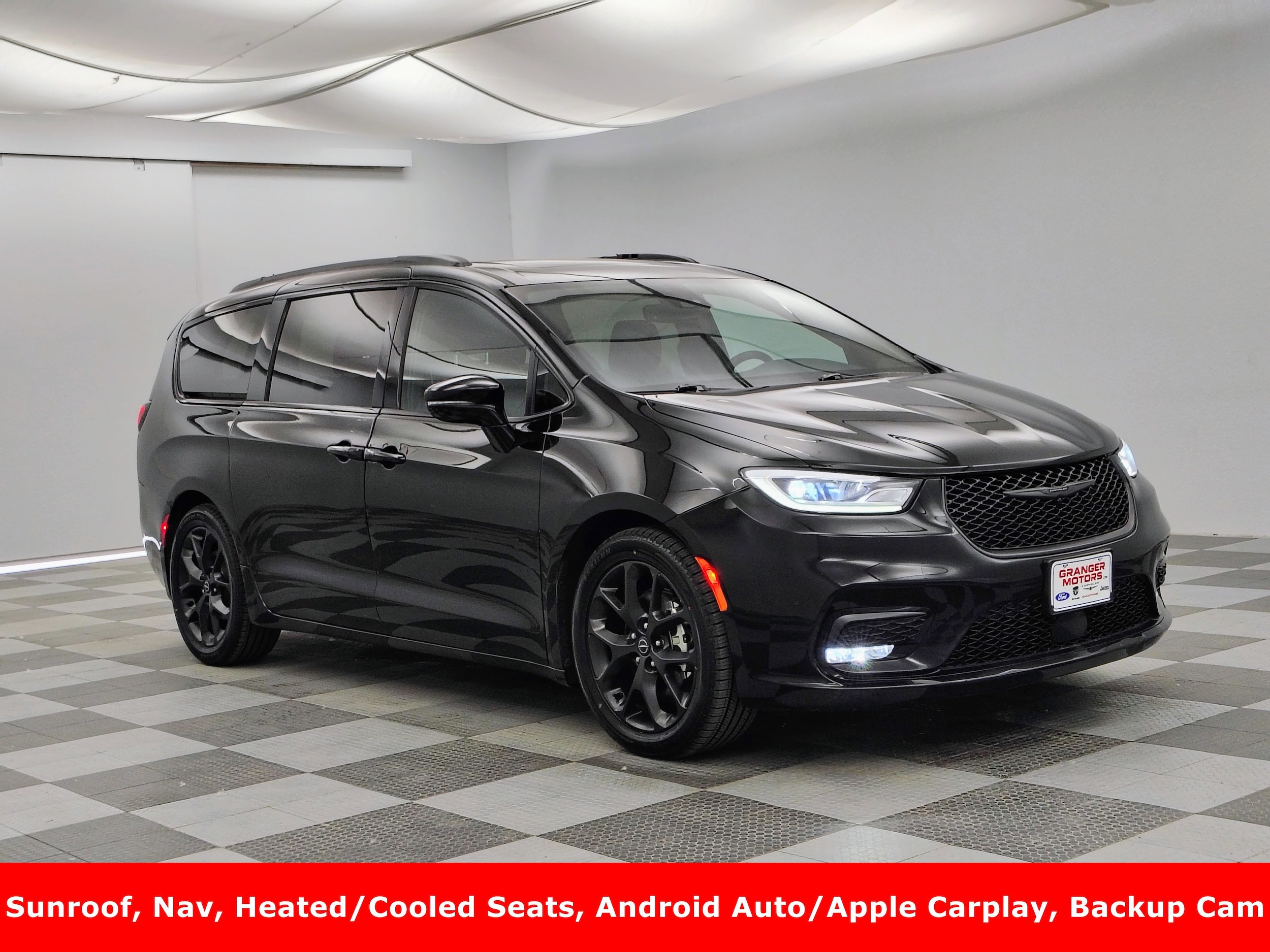 2025 Chrysler Pacifica Limited's photo