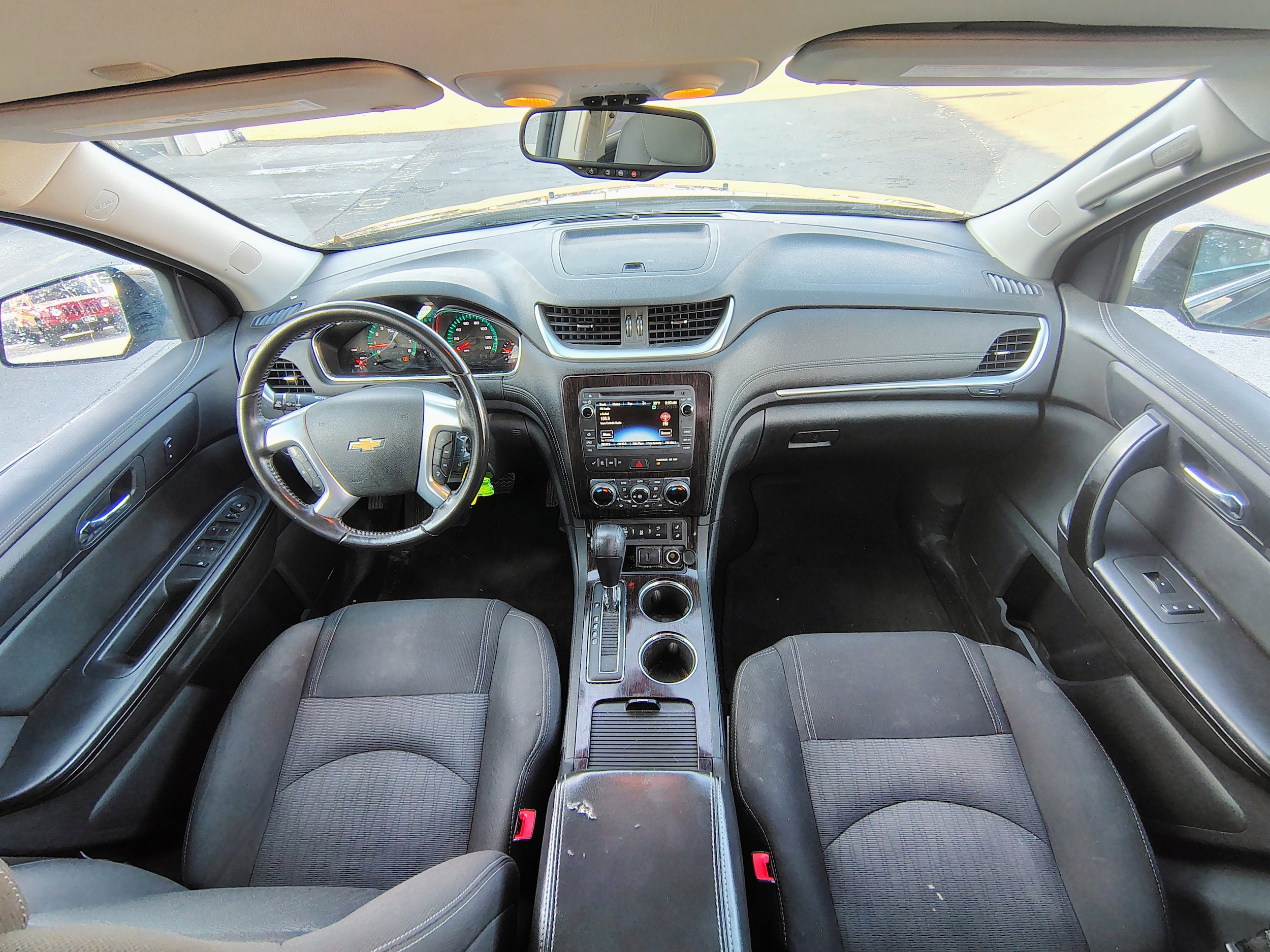 2017 Chevrolet Traverse 2LT photo 2