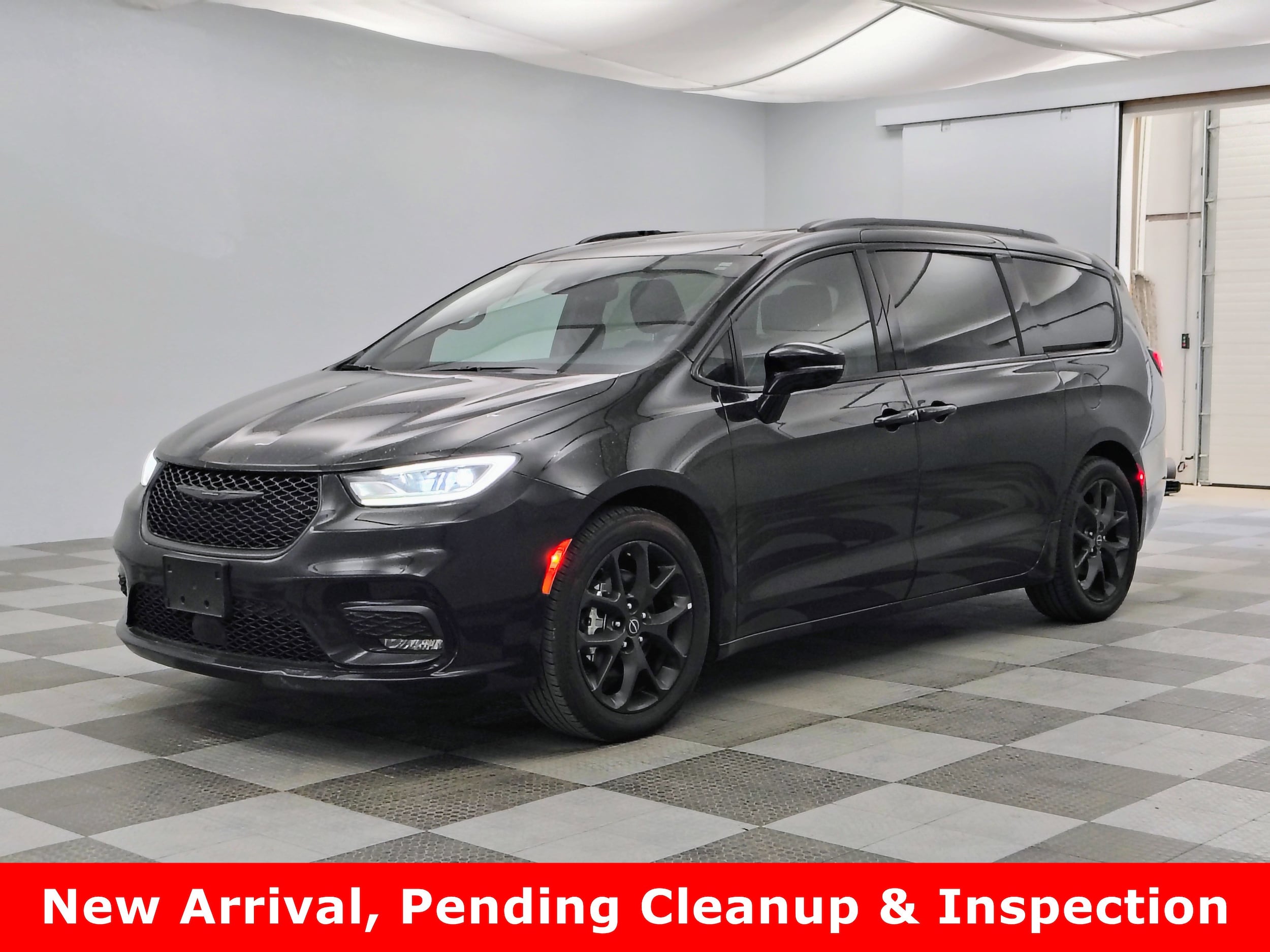 2025 Chrysler Pacifica Limited's photo