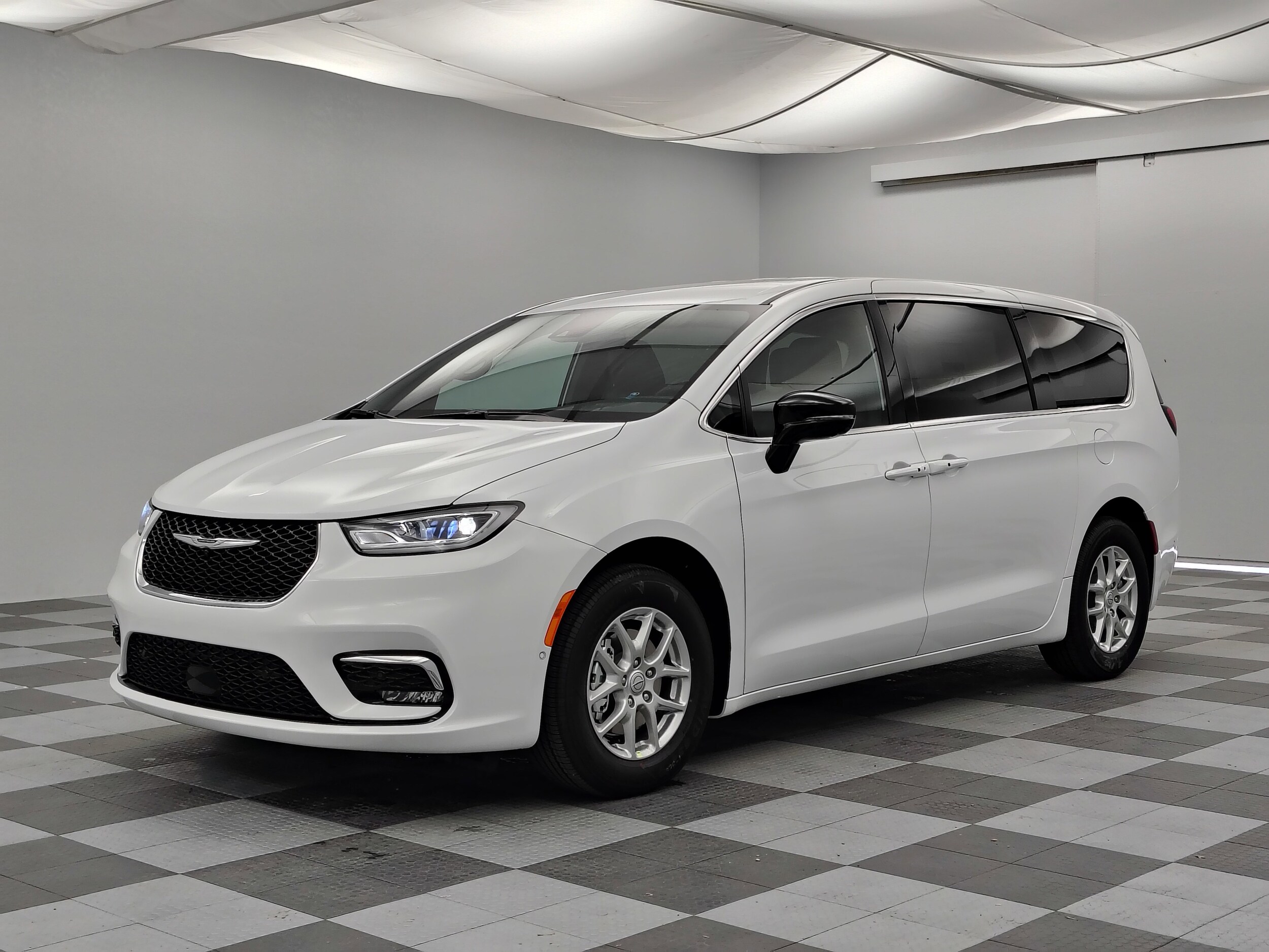 2025 Chrysler Pacifica photo 3
