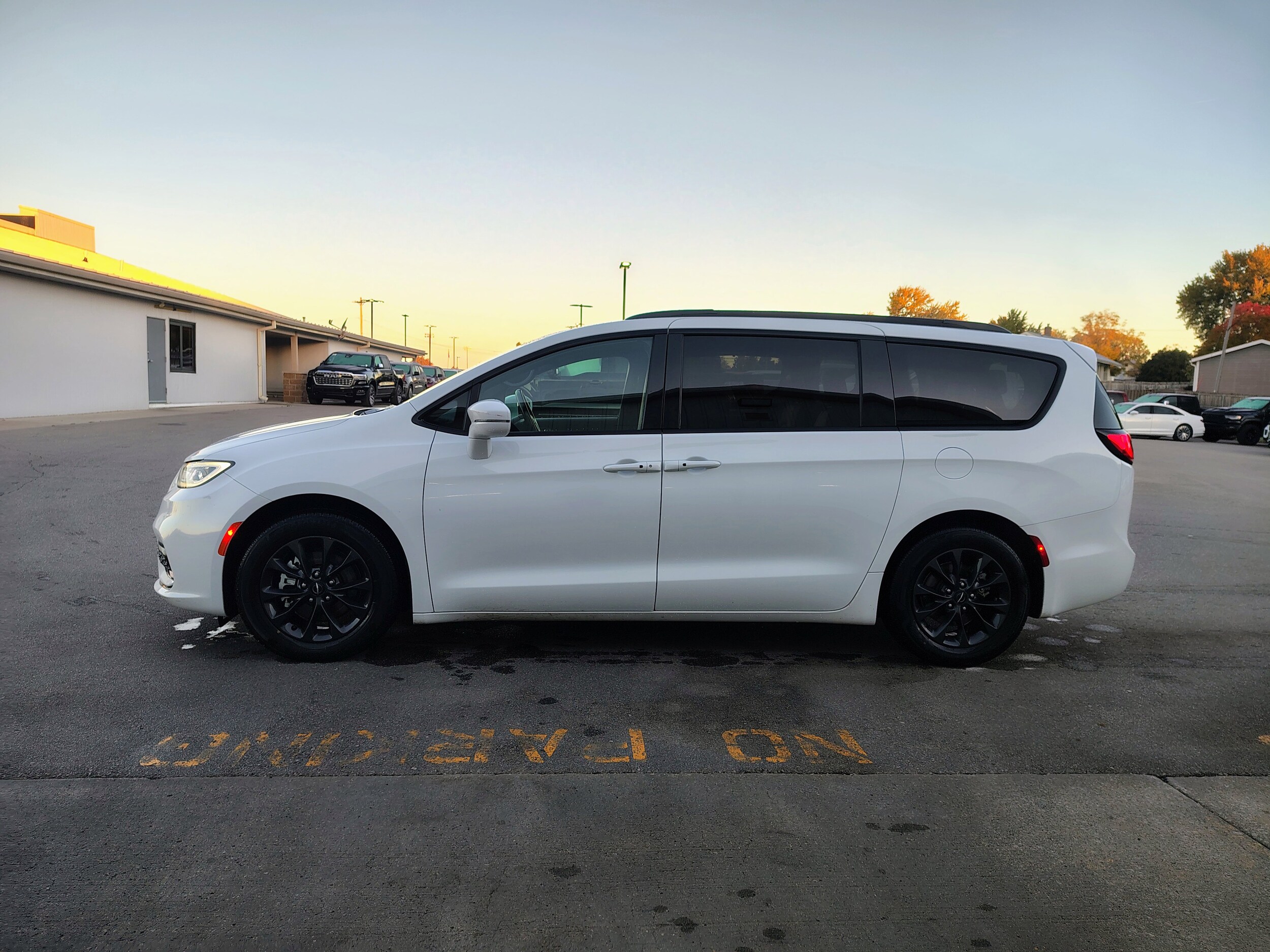 2021 Chrysler Pacifica Touring L photo 4