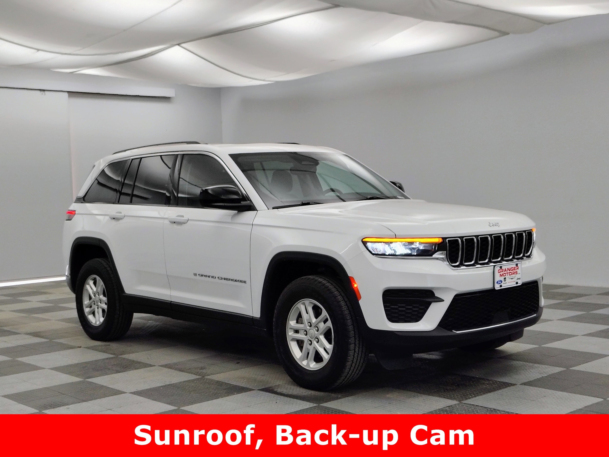 2023 Jeep Grand Cherokee Laredo 4x4's photo