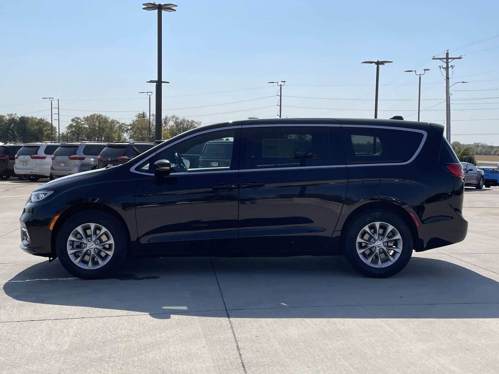 2025 Chrysler Pacifica photo 4