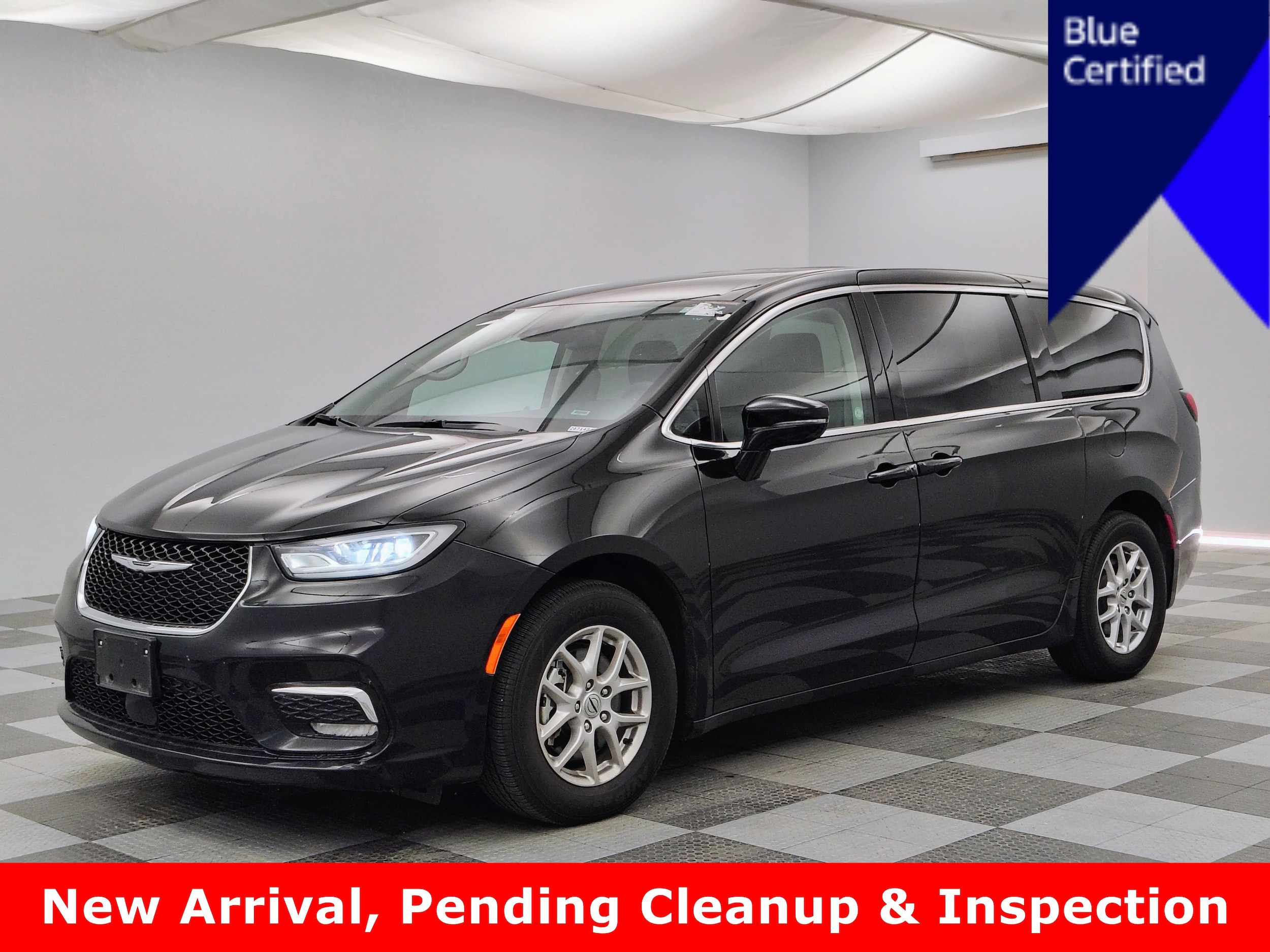 2024 Chrysler Pacifica Touring L's photo