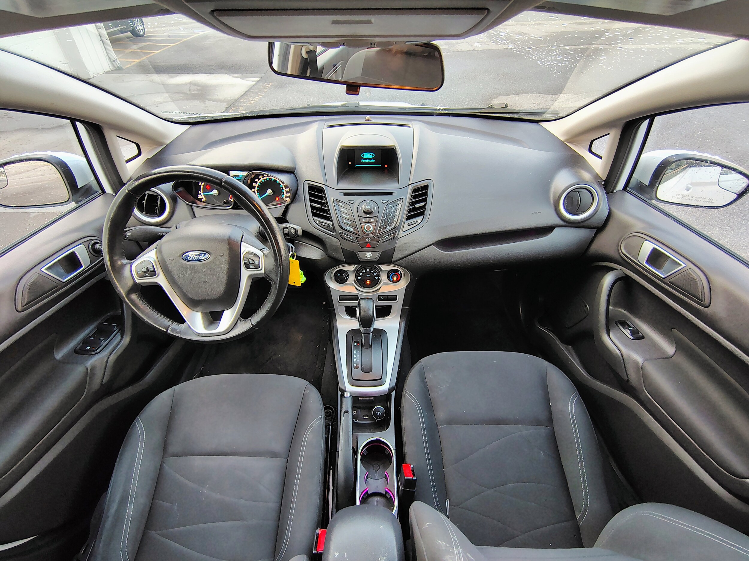 2014 Ford Fiesta SE photo 2