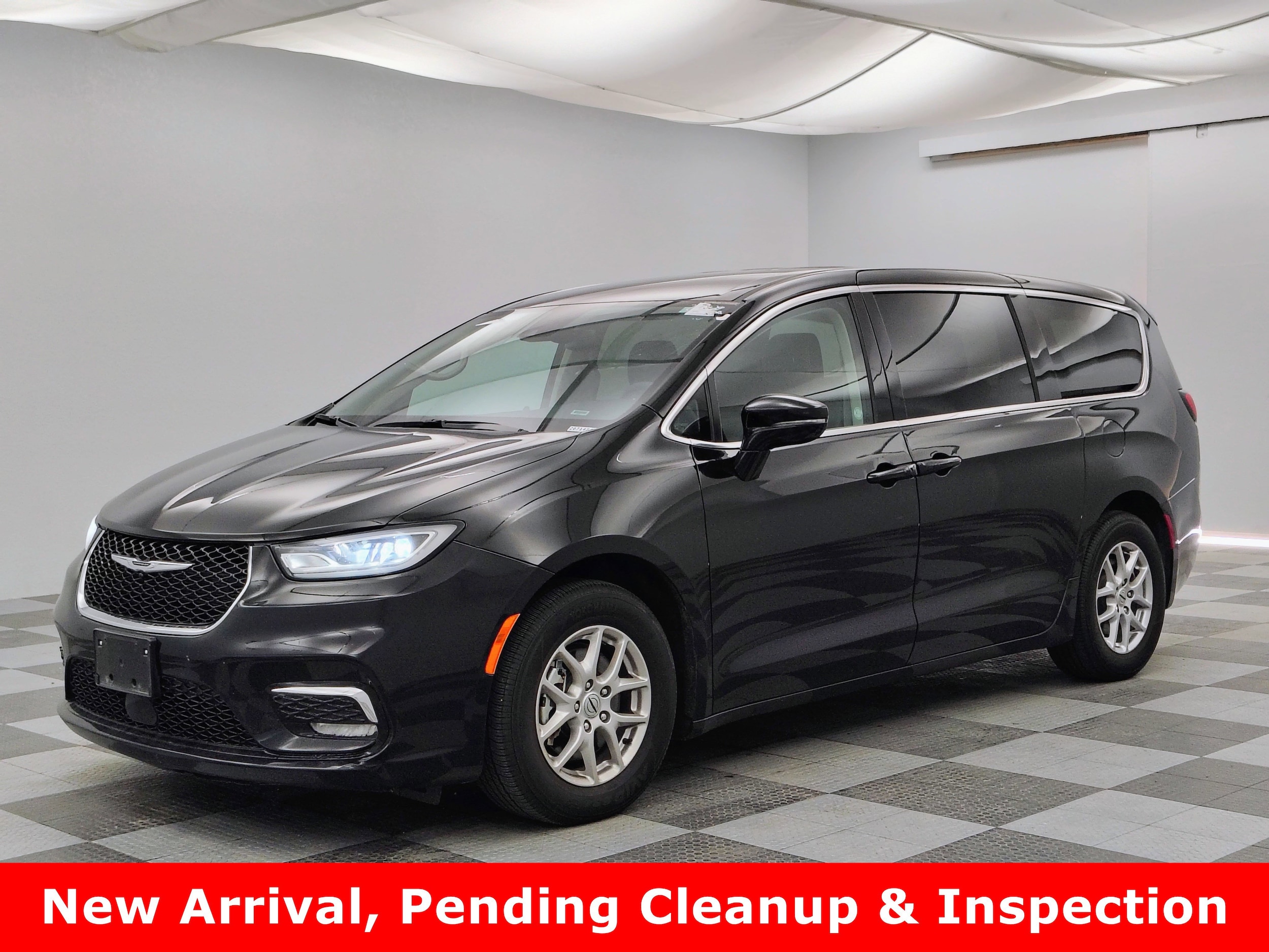 2024 Chrysler Pacifica Touring L's photo