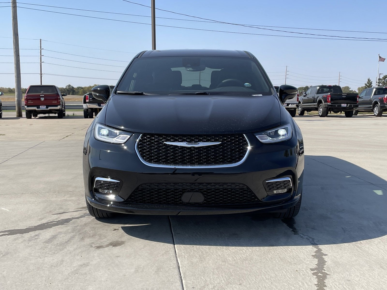 2025 Chrysler Pacifica photo 2
