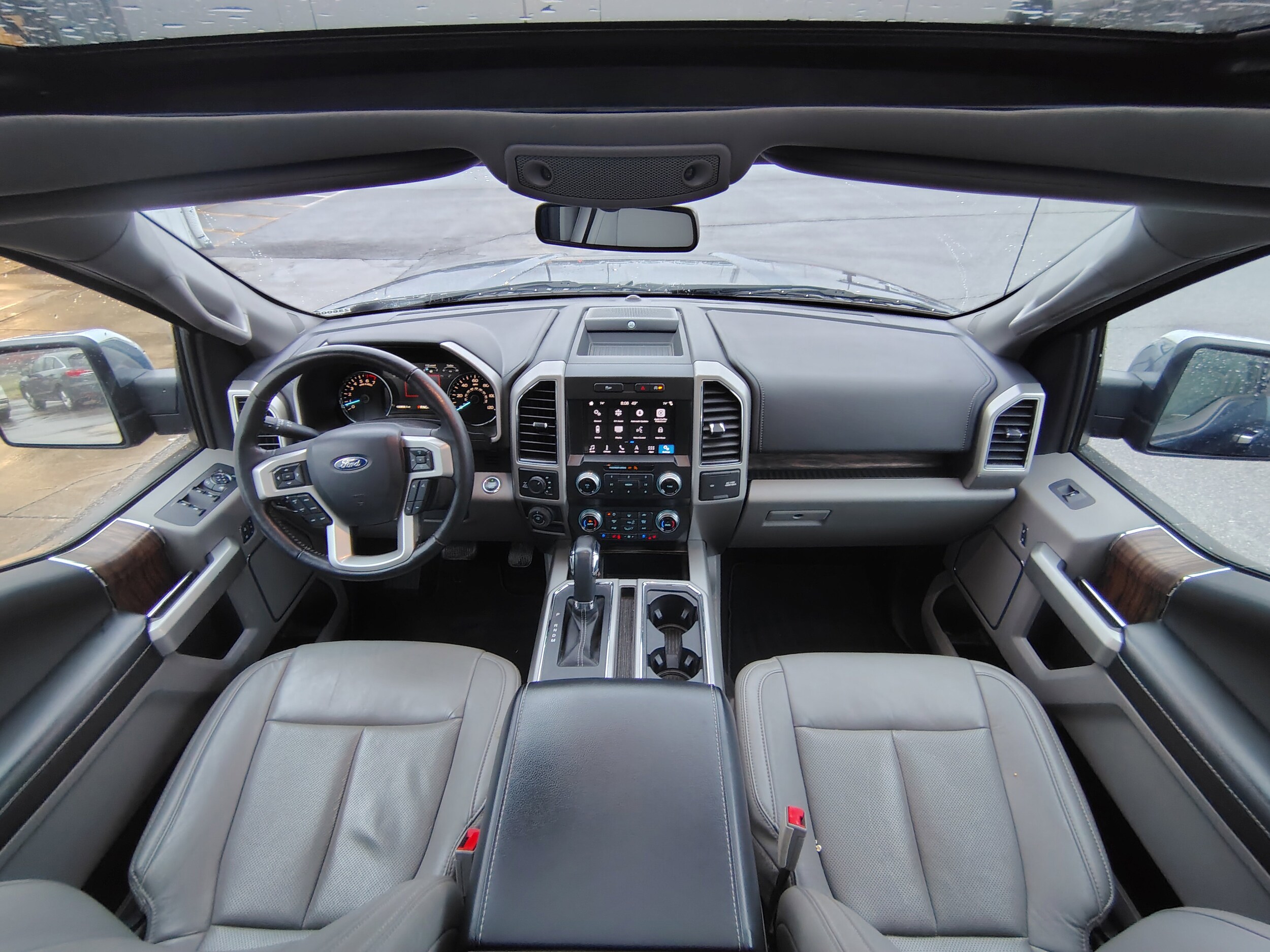 2019 Ford F-150 Lariat photo 2