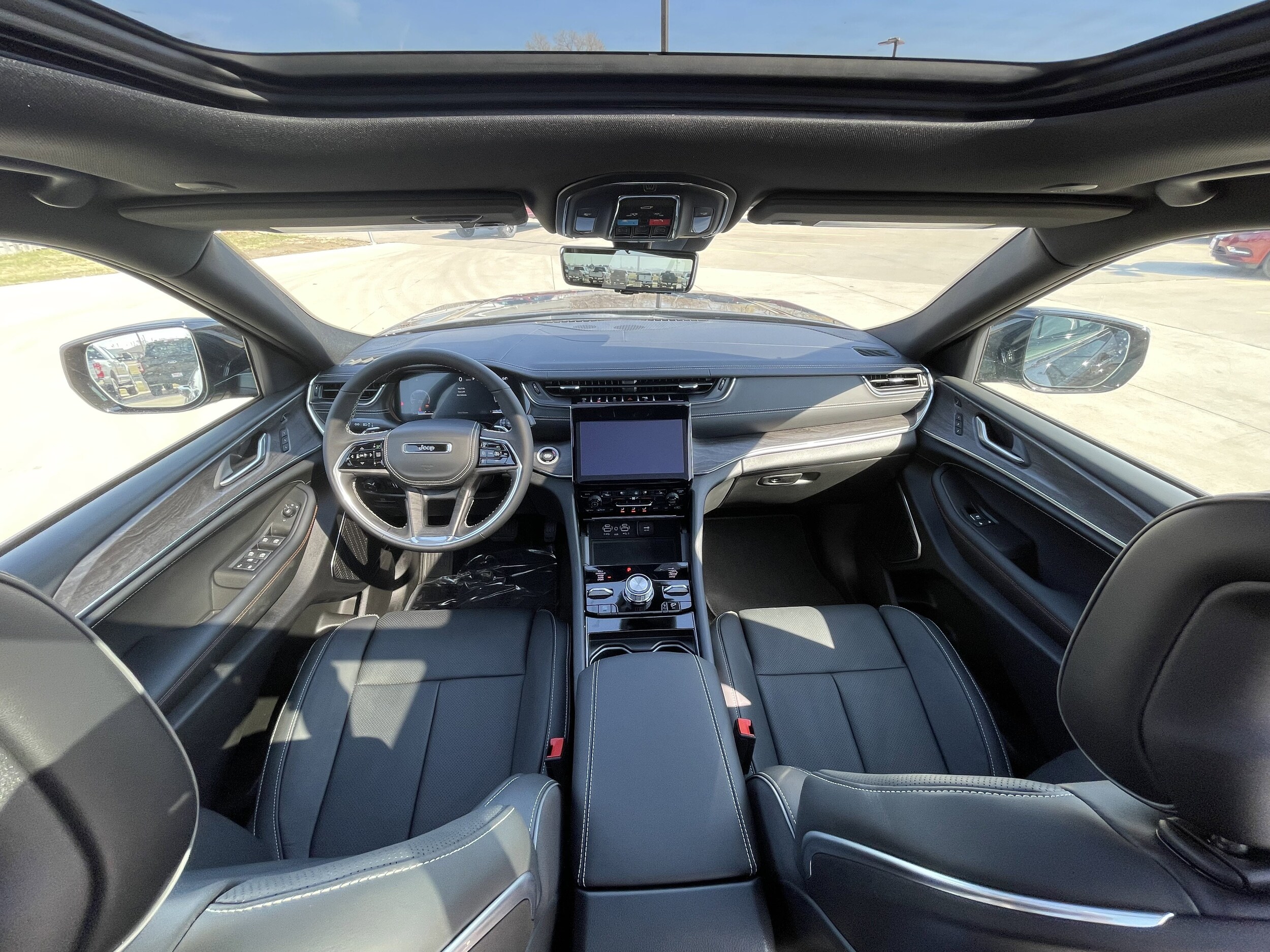 2025 Jeep Grand Cherokee Overland photo 2