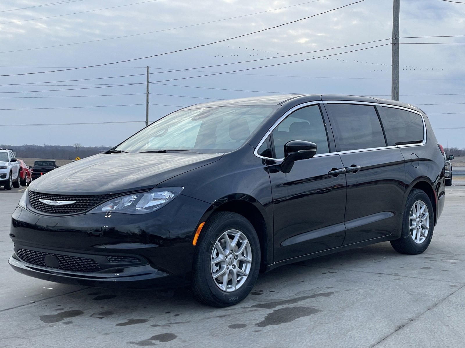 2025 Chrysler Voyager LX photo 4