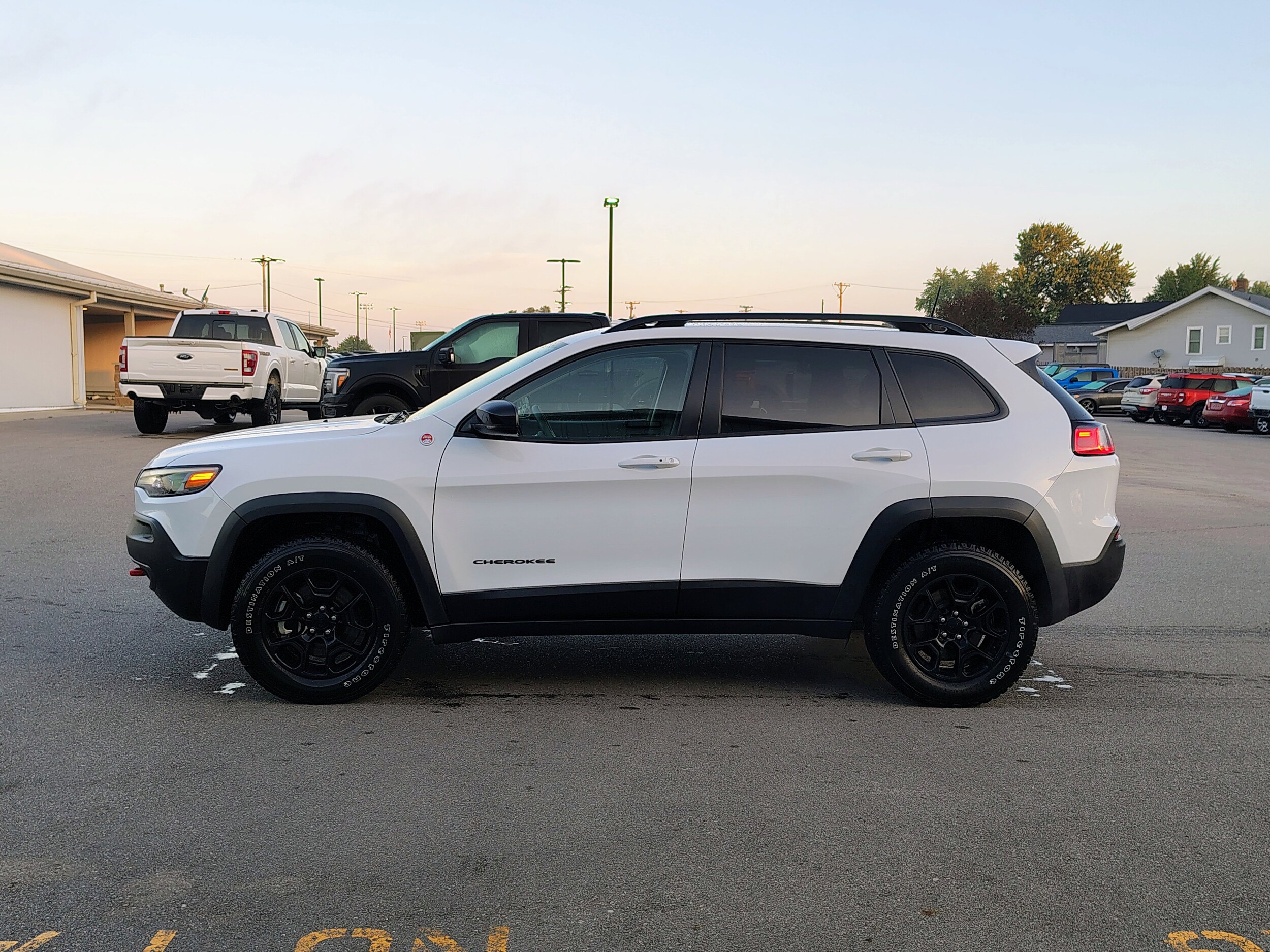 2022 Jeep Cherokee Trailhawk photo 2