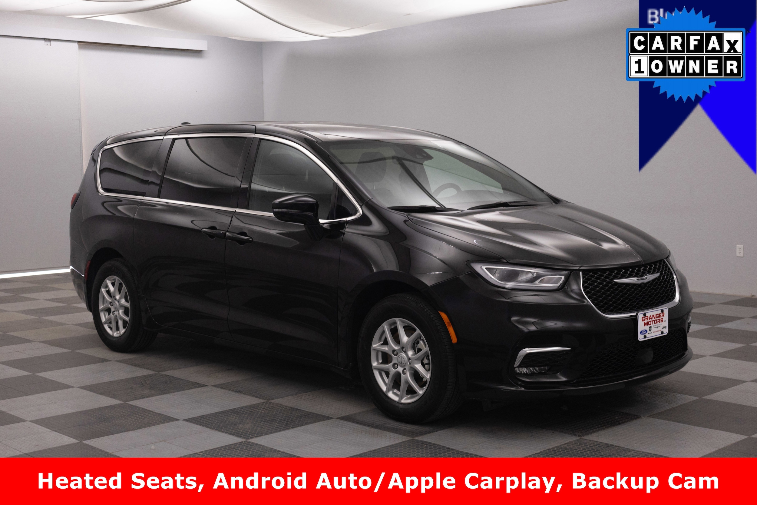 2025 Chrysler Pacifica Select's photo