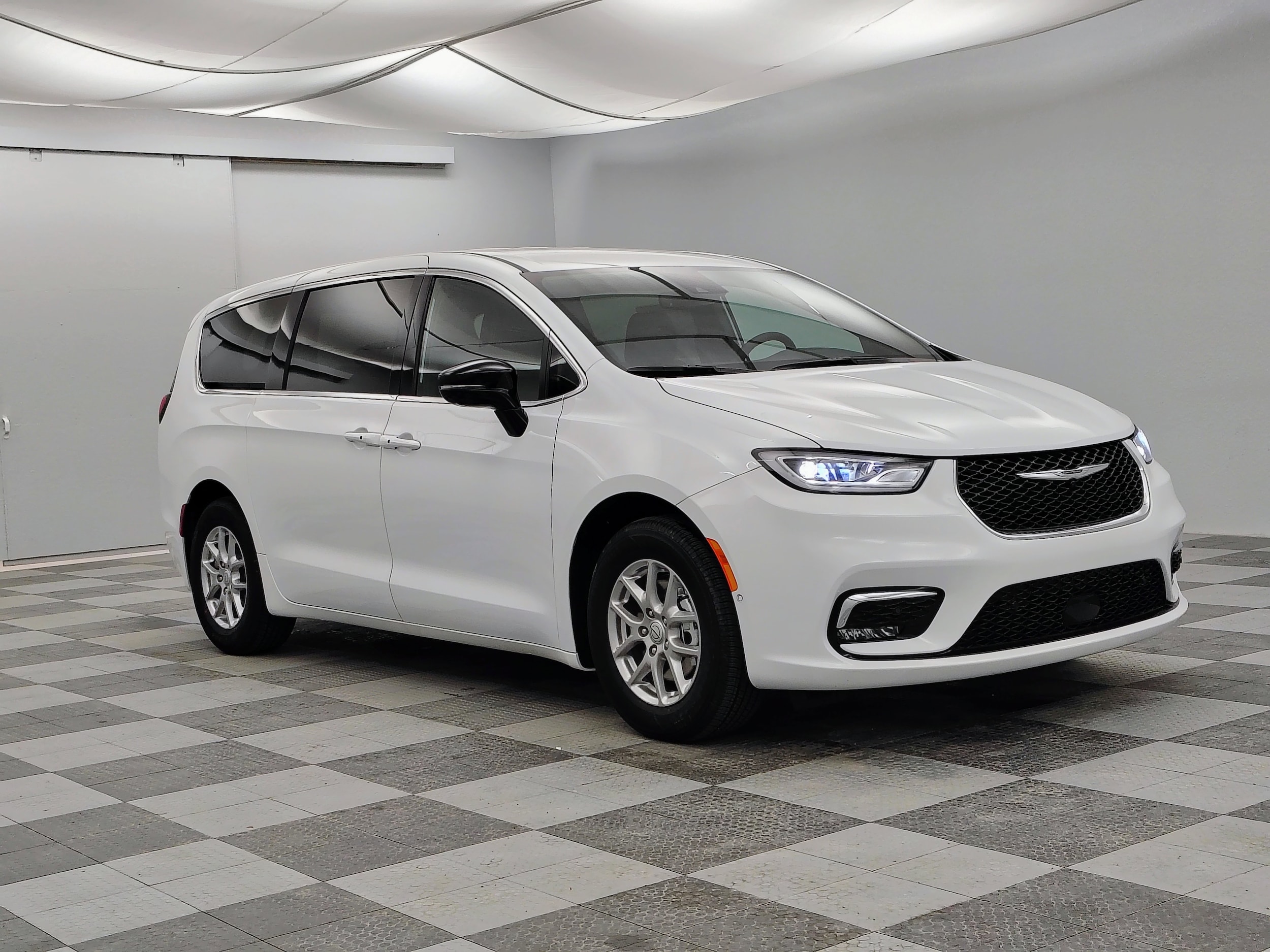 2026 Chrysler Pacifica Select's photo