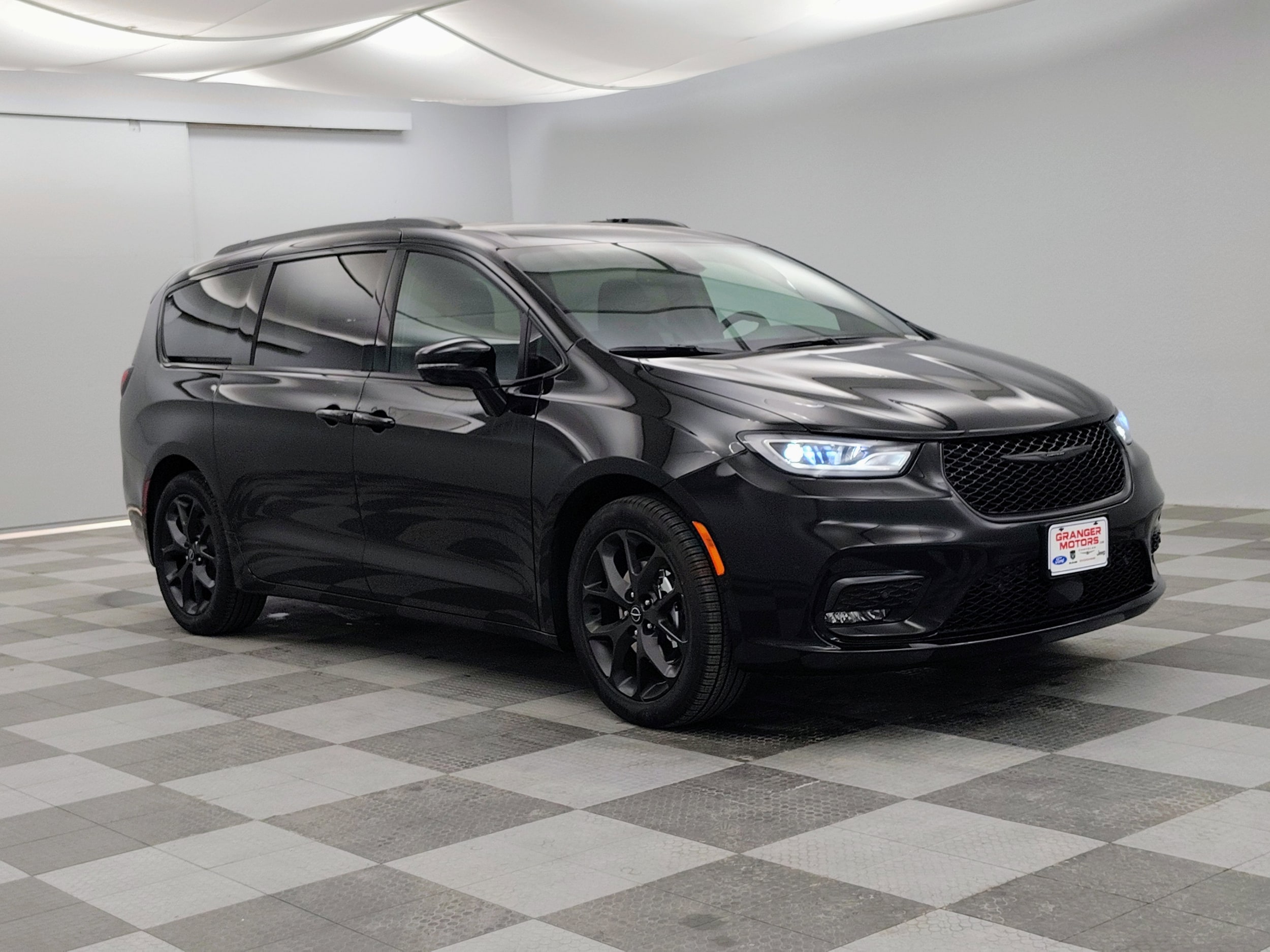 2026 Chrysler Pacifica Select's photo
