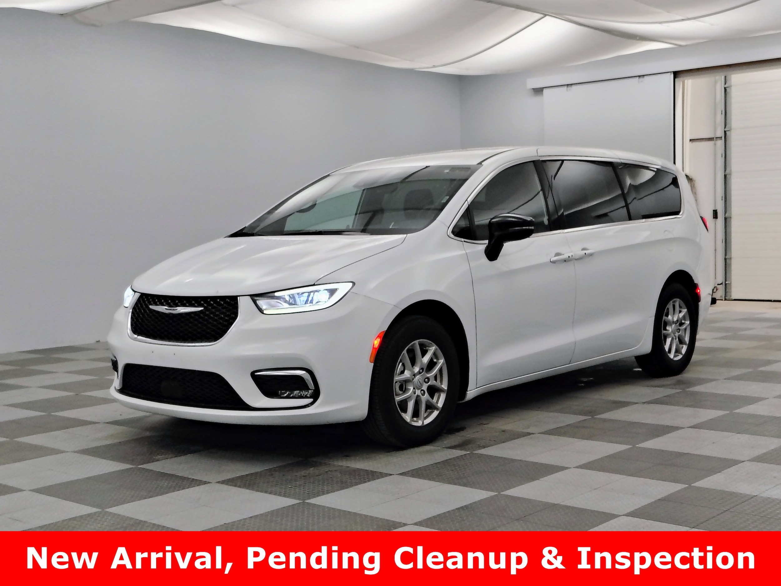 2025 Chrysler Pacifica Select's photo