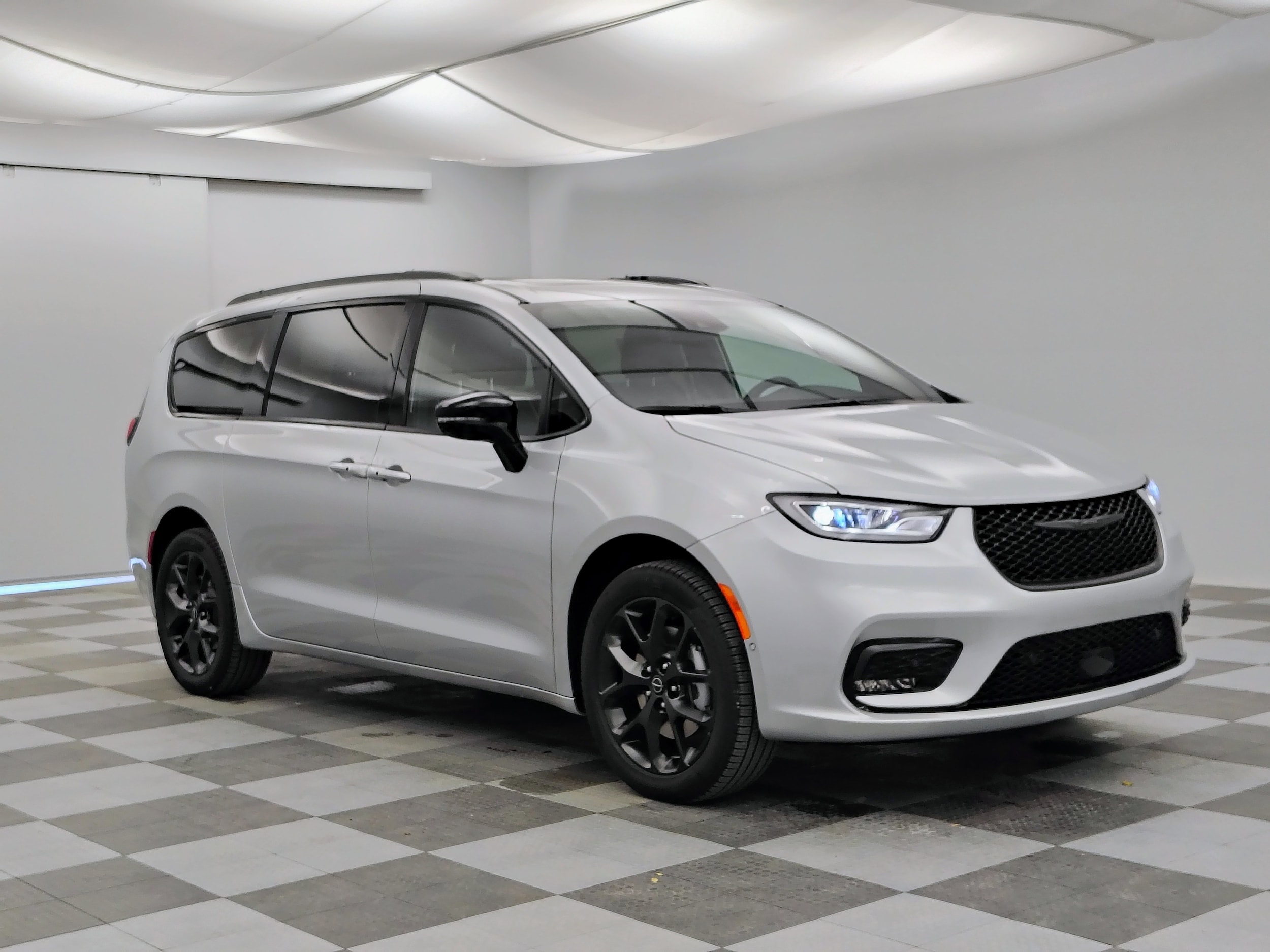 2026 Chrysler Pacifica Limited's photo