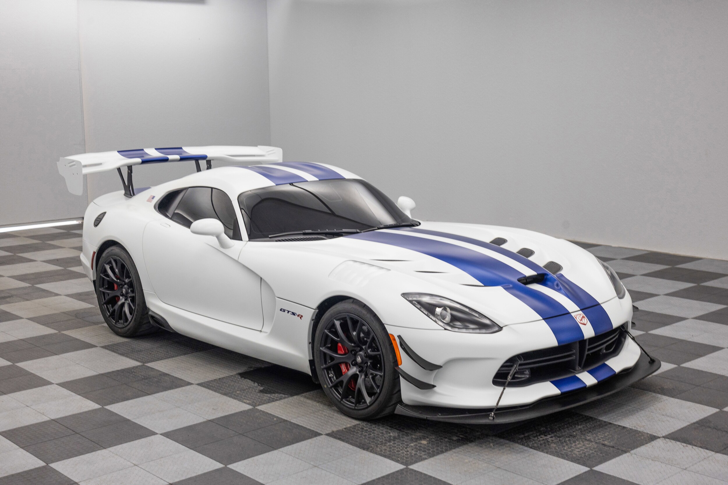 2017 Dodge Viper GTC photo 2