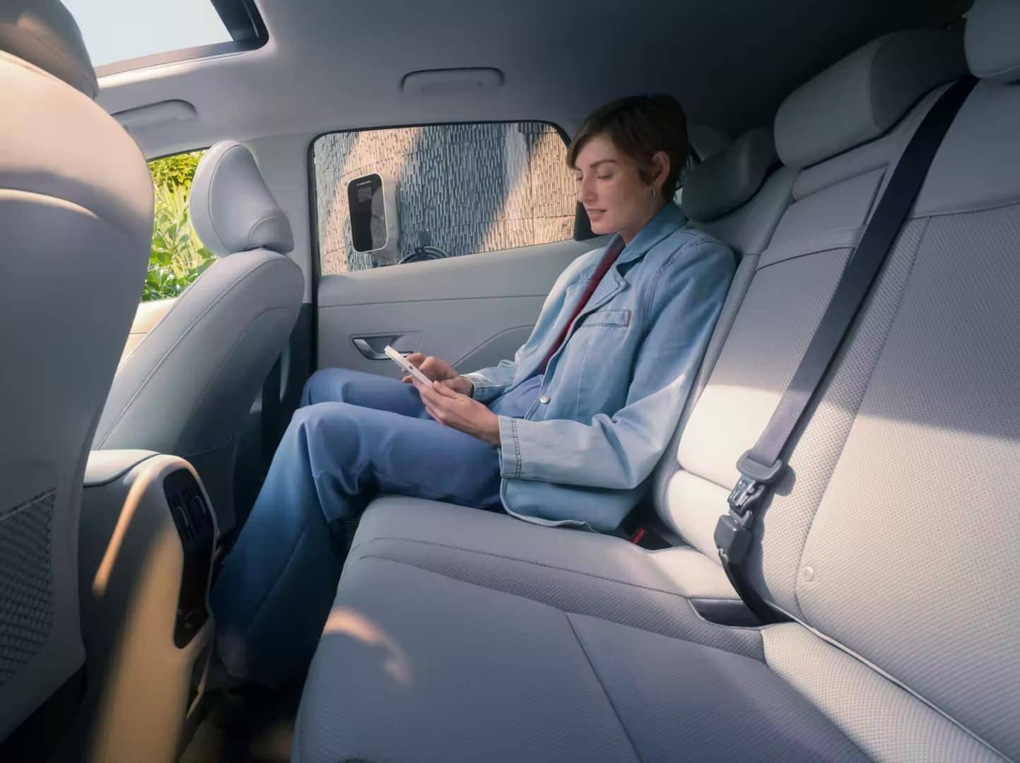 Women using Hyundai Digital Key