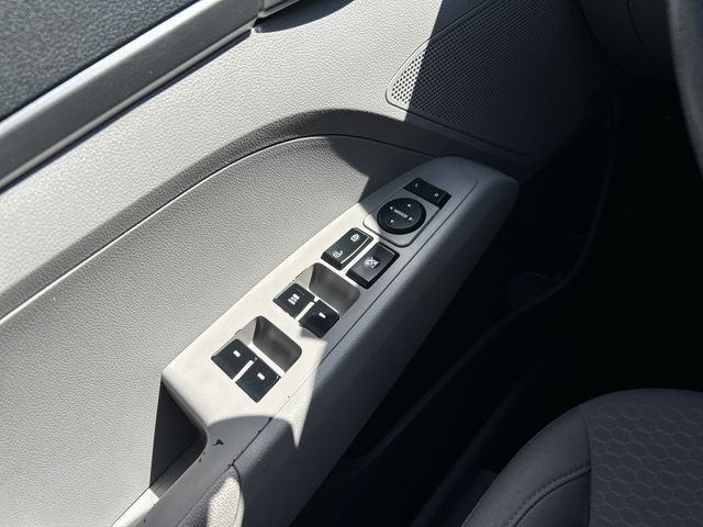 2020 Hyundai Elantra SE - Photo 12