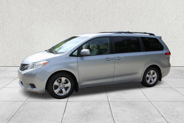 2014 Toyota Sienna L photo 4