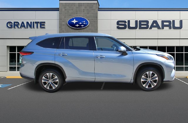 2022 Toyota Highlander XLE - Photo 11