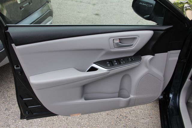 2016 Toyota Camry LE - Photo 16