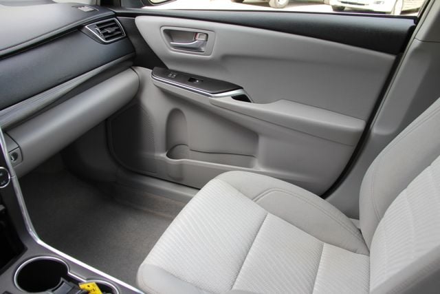 2016 Toyota Camry LE - Photo 29
