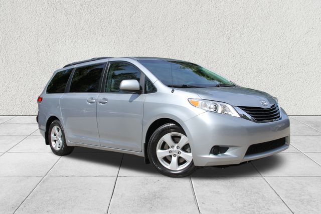 2014 Toyota Sienna L photo 2