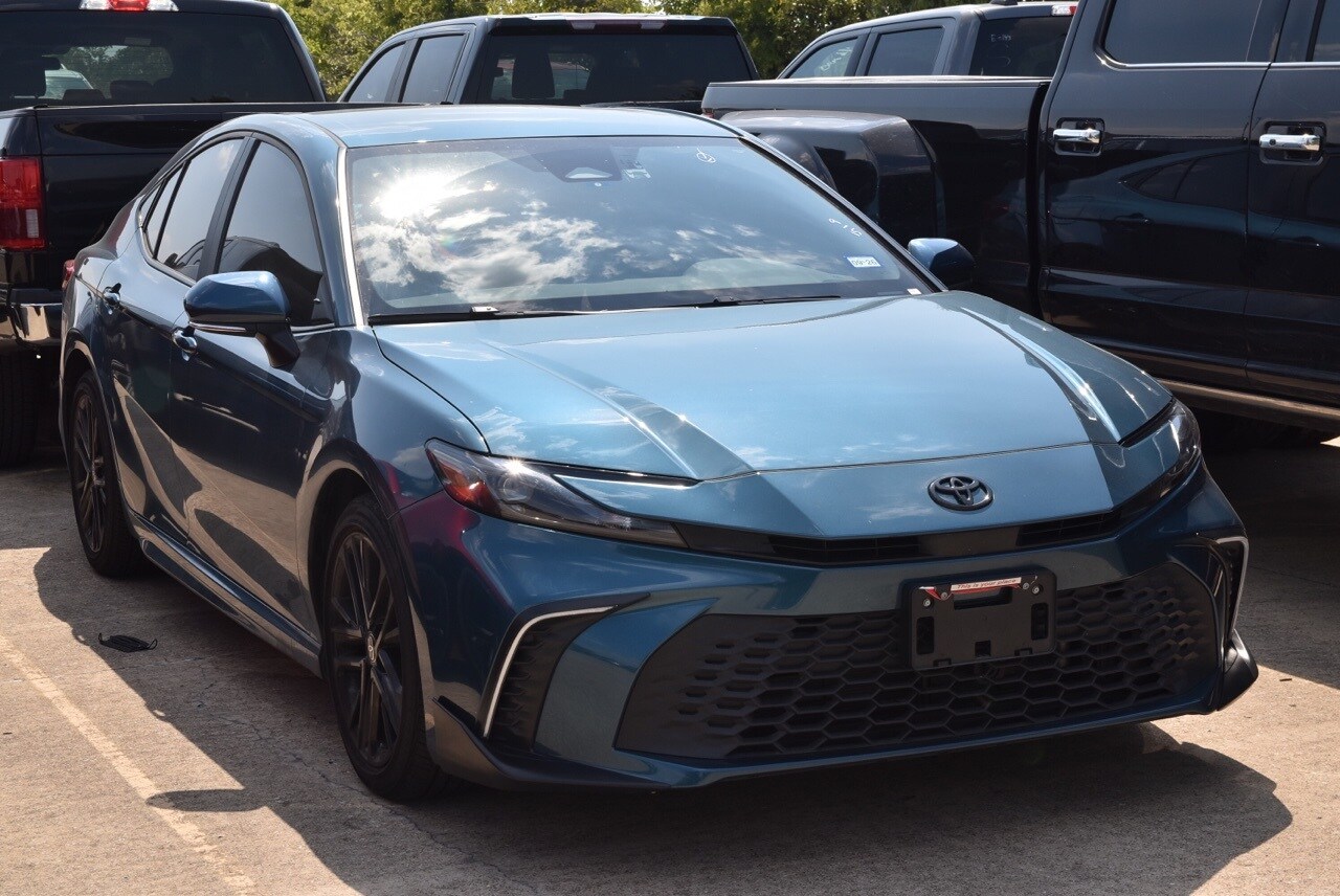 2025 Toyota Camry SE photo 3