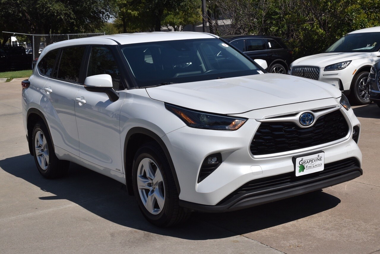 2023 Toyota Highlander Hybrid LE photo 3