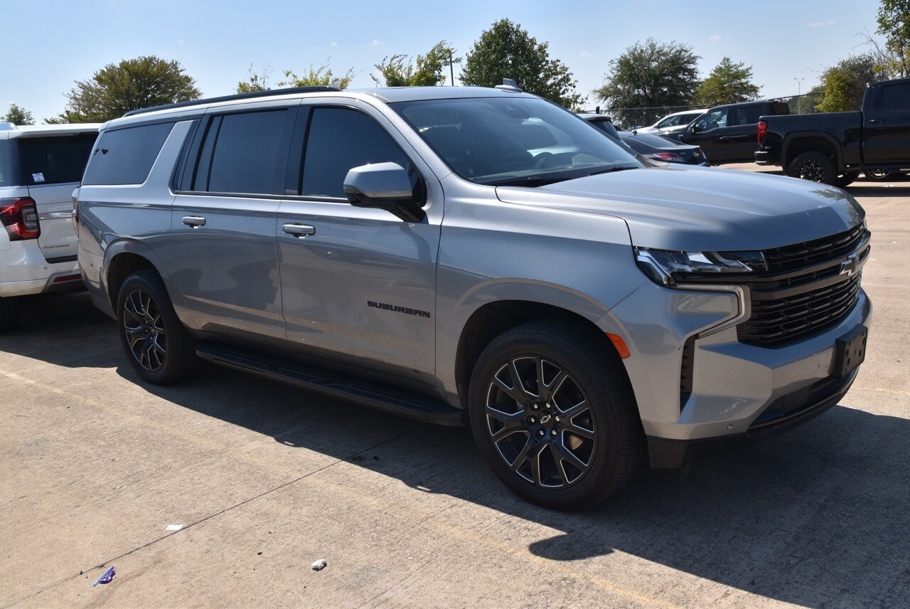 2023 Chevrolet Suburban RST photo 3